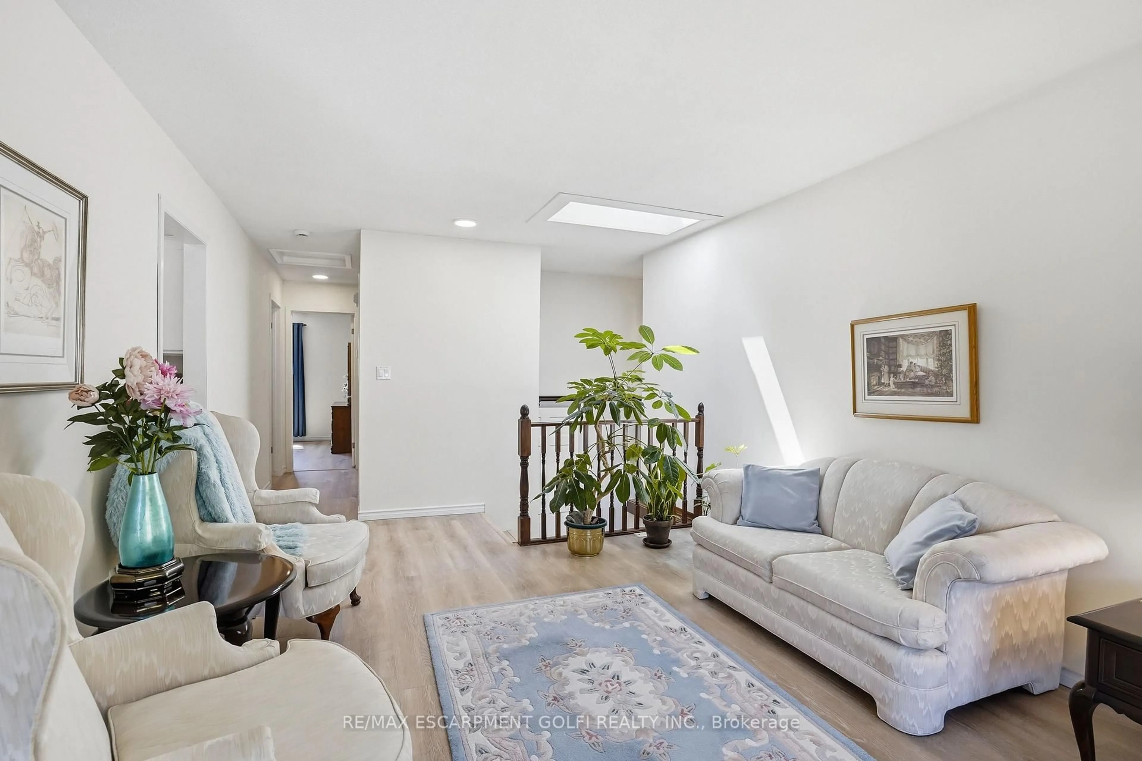 Living room with furniture, unknown for 13 FALLINGBROOK Dr, Pelham Ontario L0S 1E1