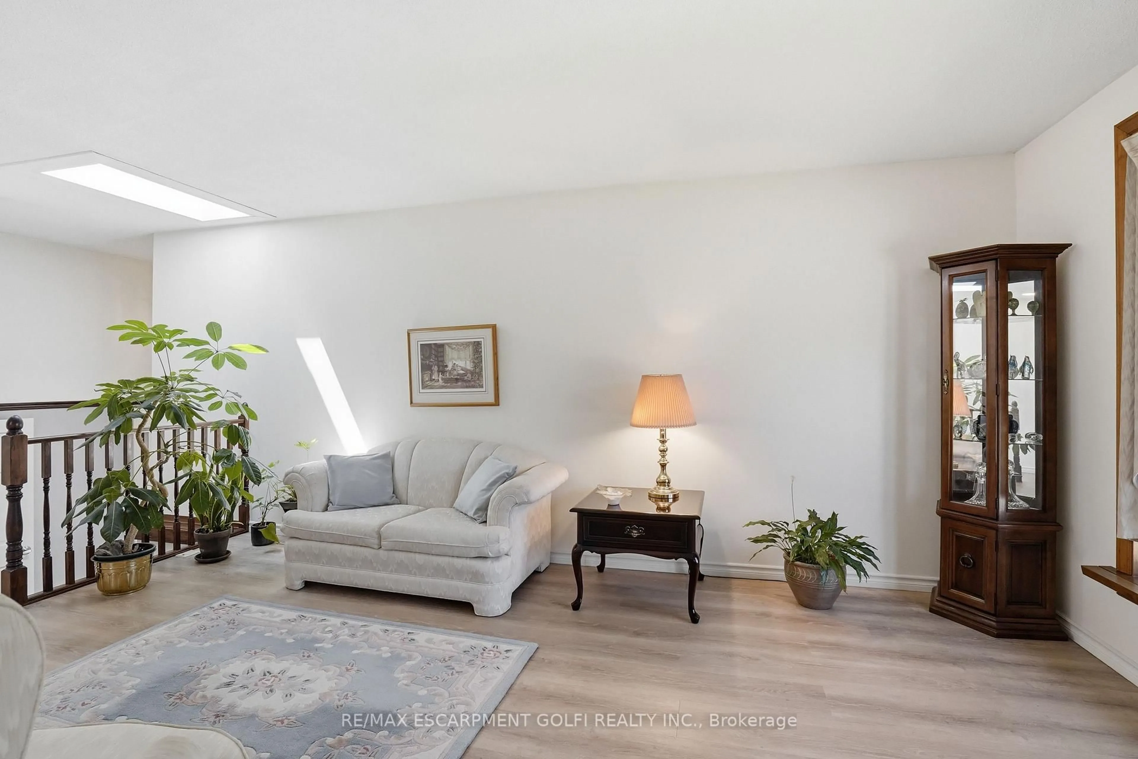 Living room with furniture, unknown for 13 FALLINGBROOK Dr, Pelham Ontario L0S 1E1