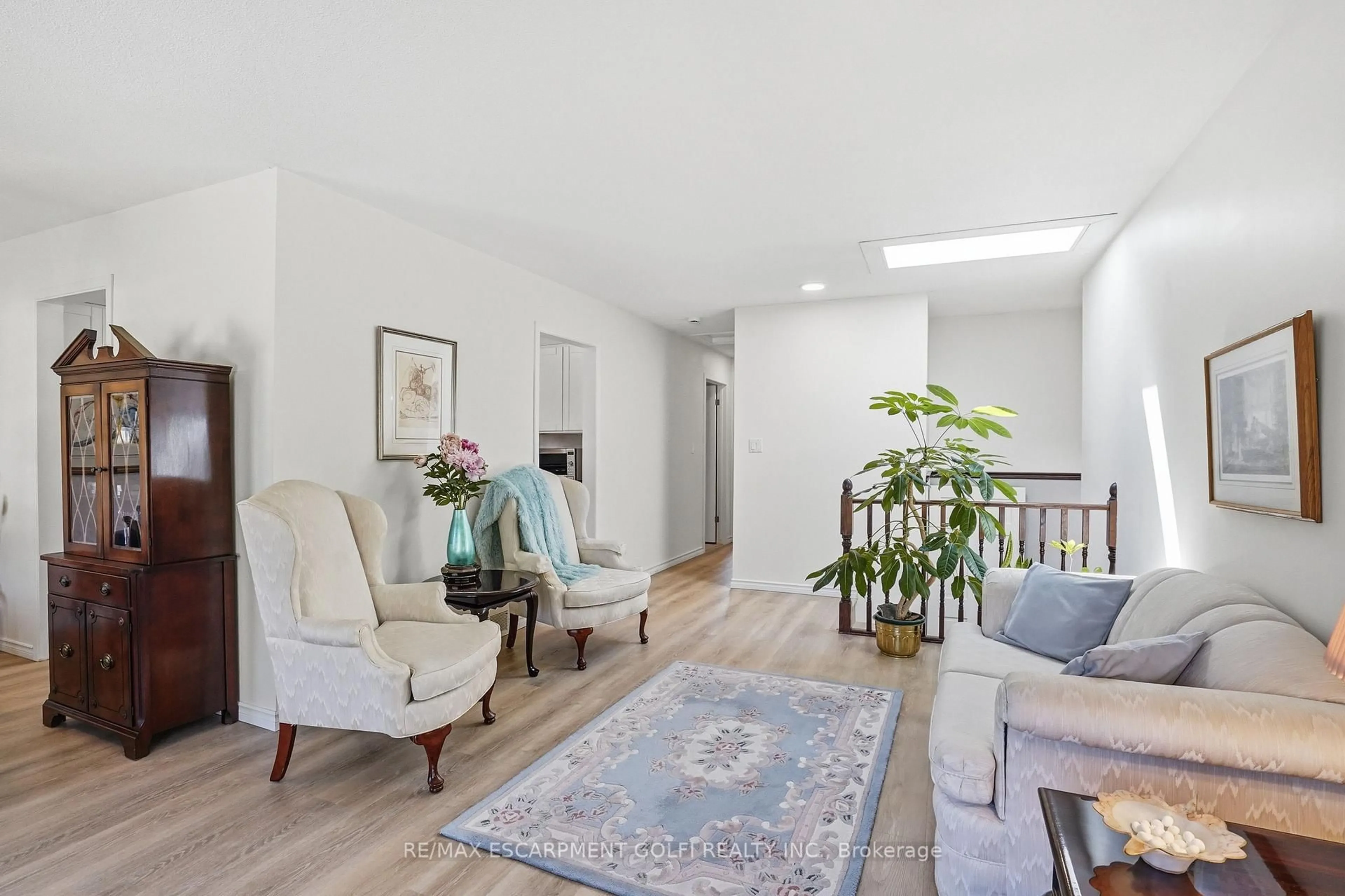 Living room with furniture, unknown for 13 FALLINGBROOK Dr, Pelham Ontario L0S 1E1
