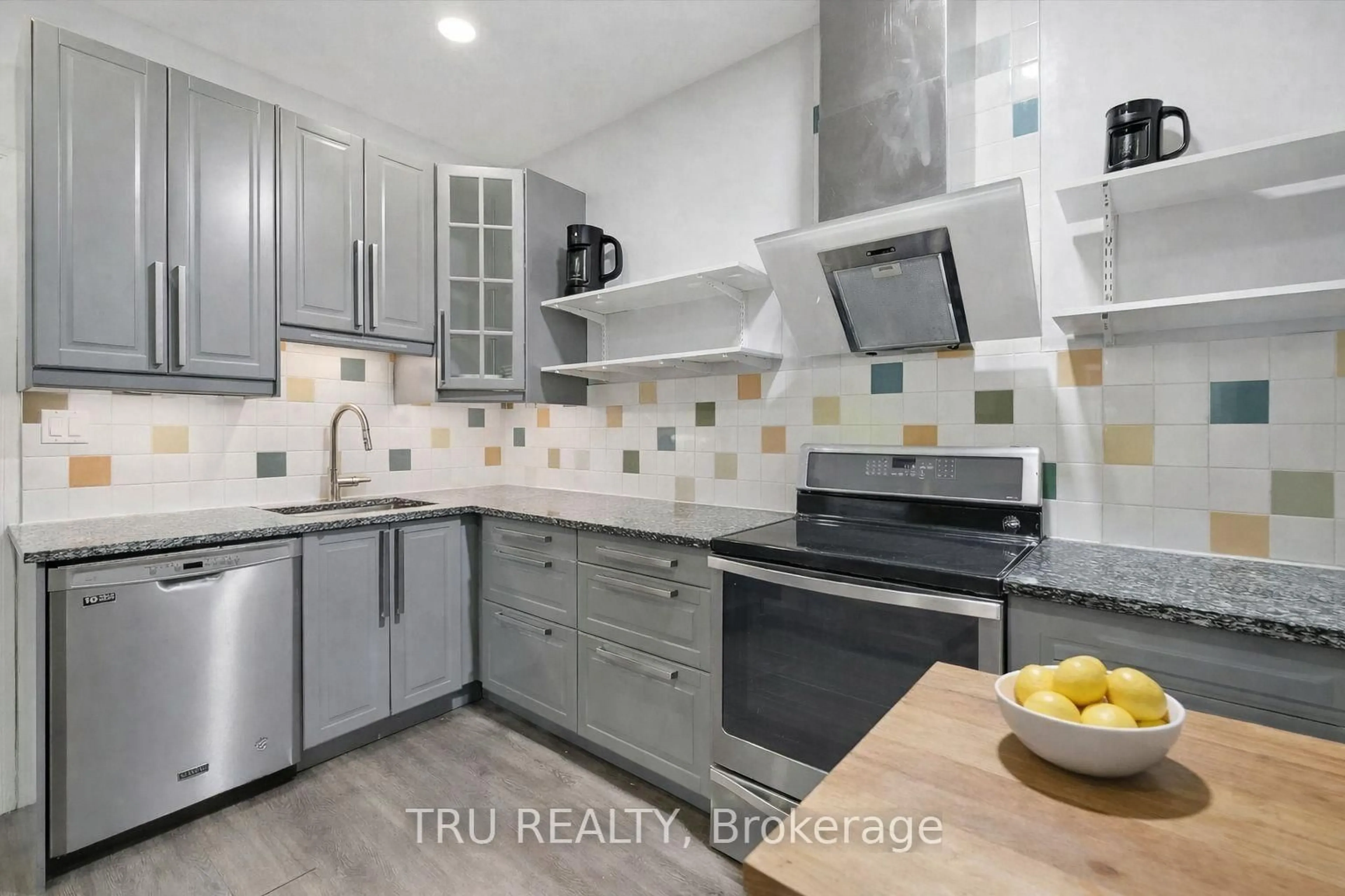 Unknown for 355 Cambridge St, Ottawa Ontario K1R 7B3