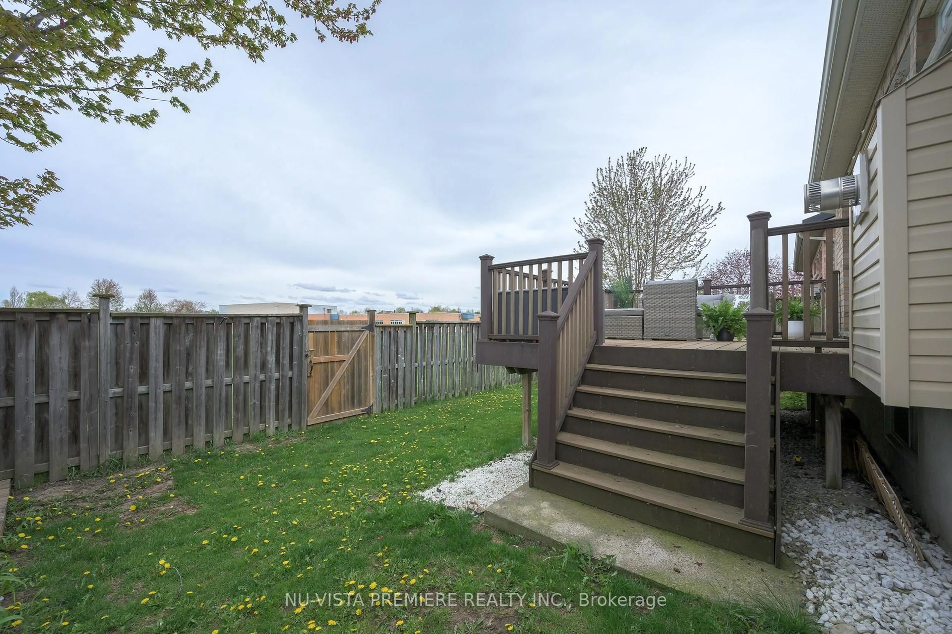 A pic from outside/outdoor area/front of a property/back of a property/a pic from drone, unknown for 1554 Chelton Pl, London South Ontario N6M 1M2