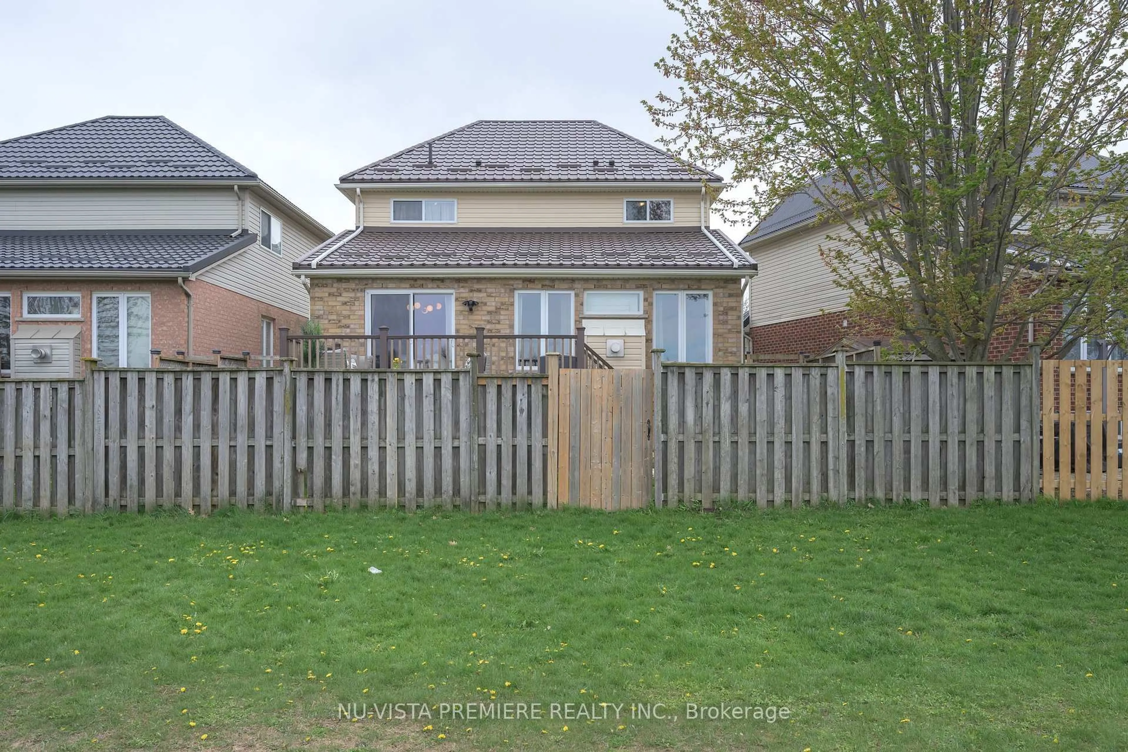 A pic from outside/outdoor area/front of a property/back of a property/a pic from drone, street for 1554 Chelton Pl, London South Ontario N6M 1M2