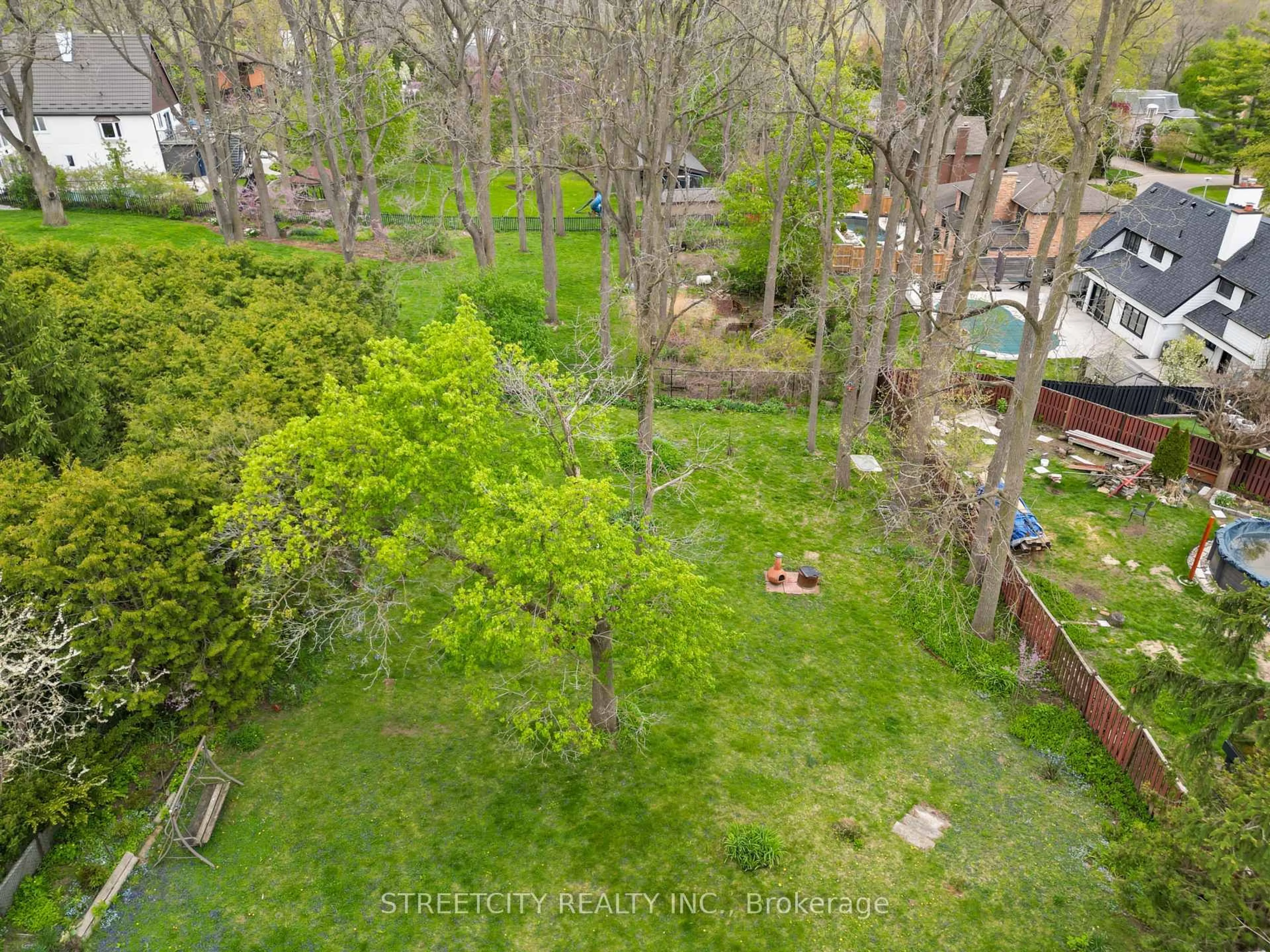 A pic from outside/outdoor area/front of a property/back of a property/a pic from drone, forest/trees view for 776 Sunninghill Ave, London North Ontario N6H 3L8