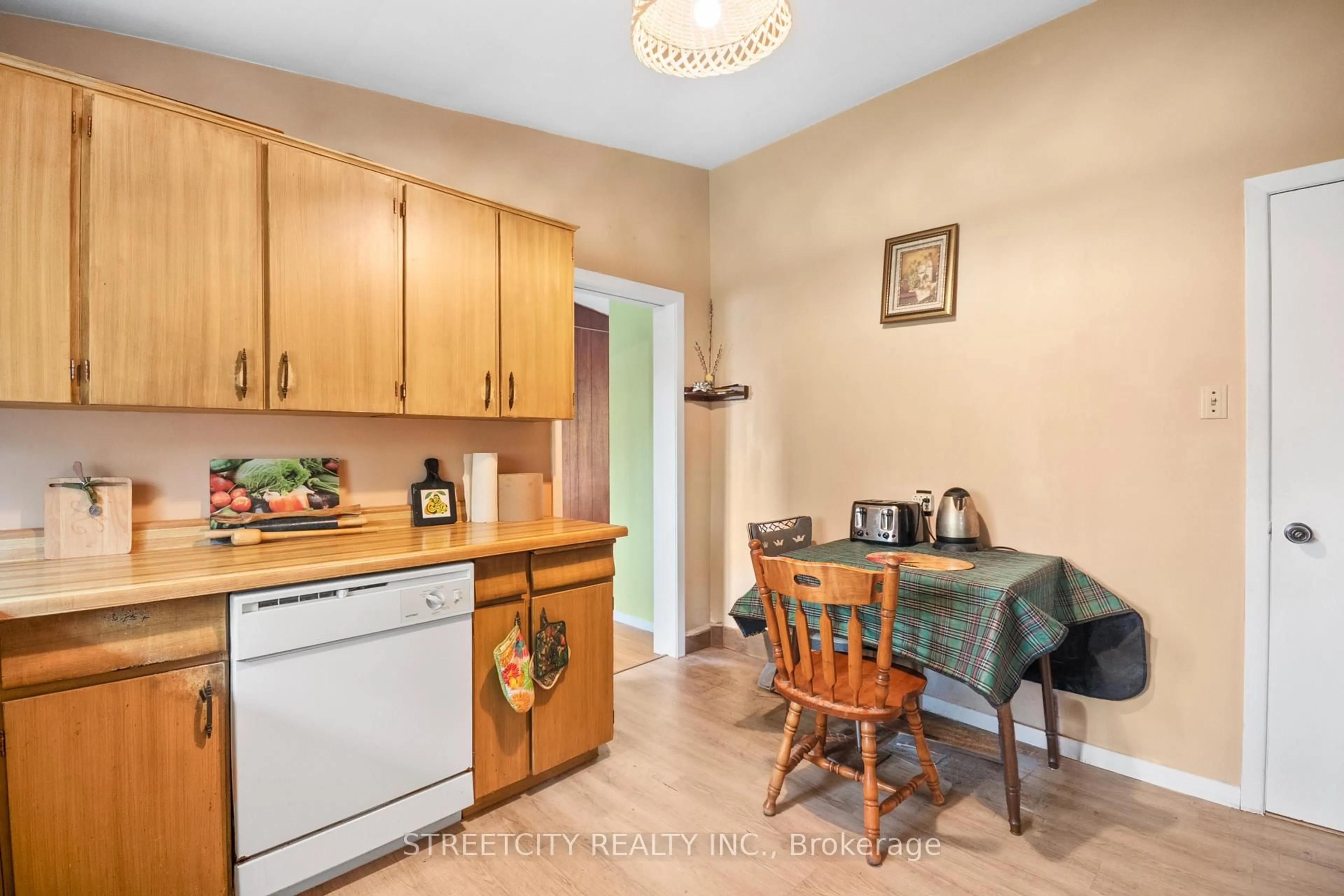 Standard kitchen, unknown for 776 Sunninghill Ave, London North Ontario N6H 3L8