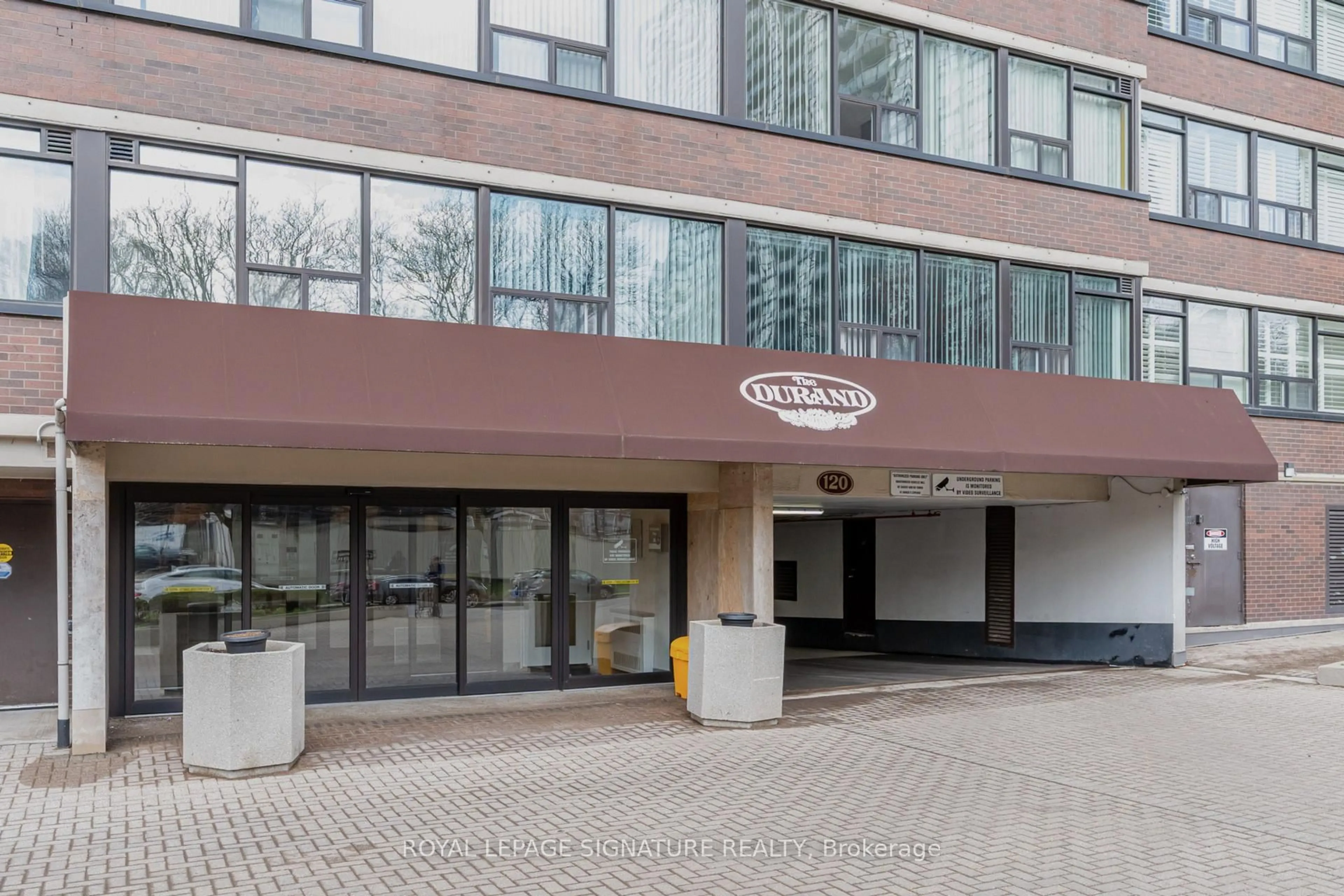 Indoor foyer for 120 Duke St #1503, Hamilton Ontario L8P 4T1