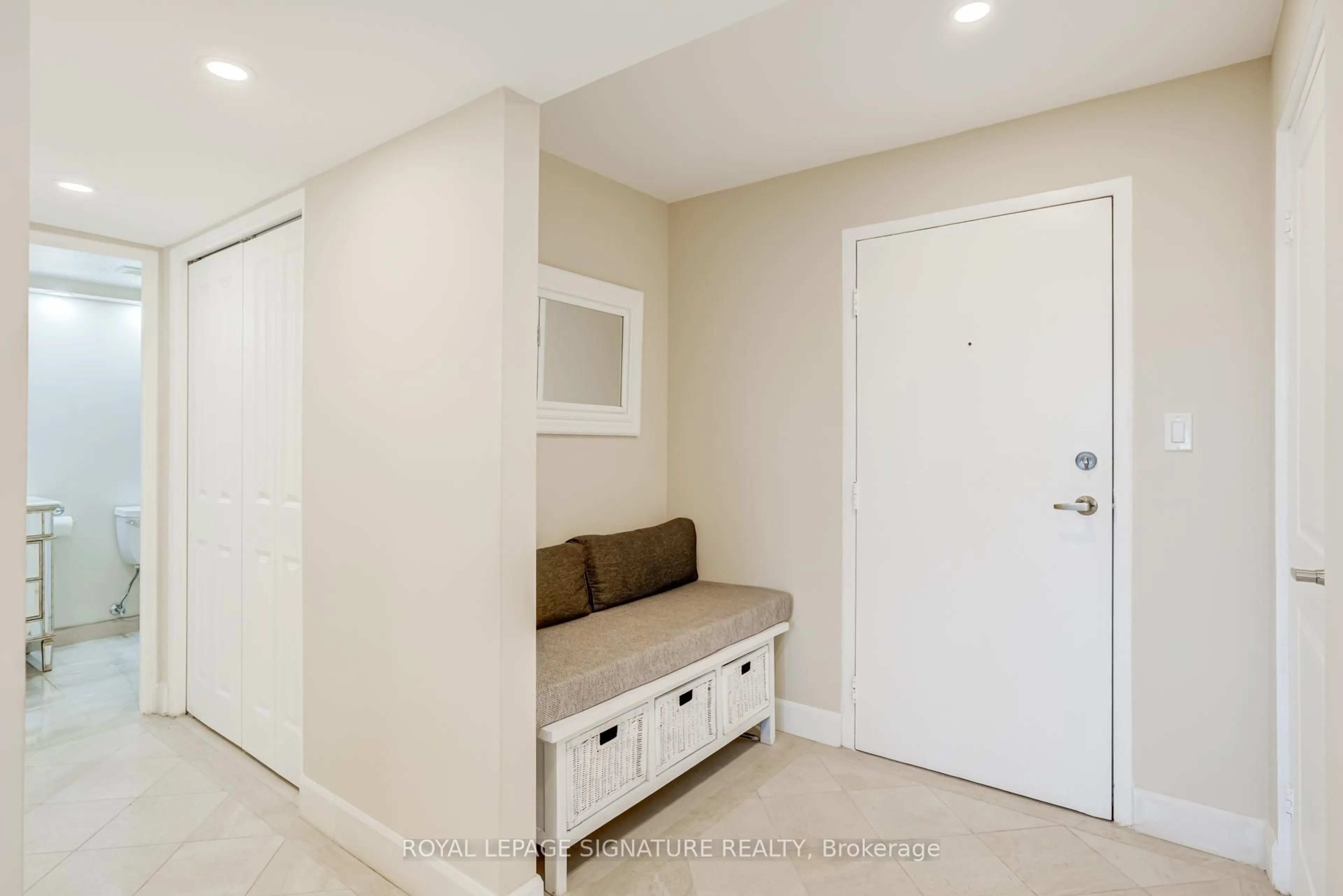 Indoor entryway for 120 Duke St #1503, Hamilton Ontario L8P 4T1