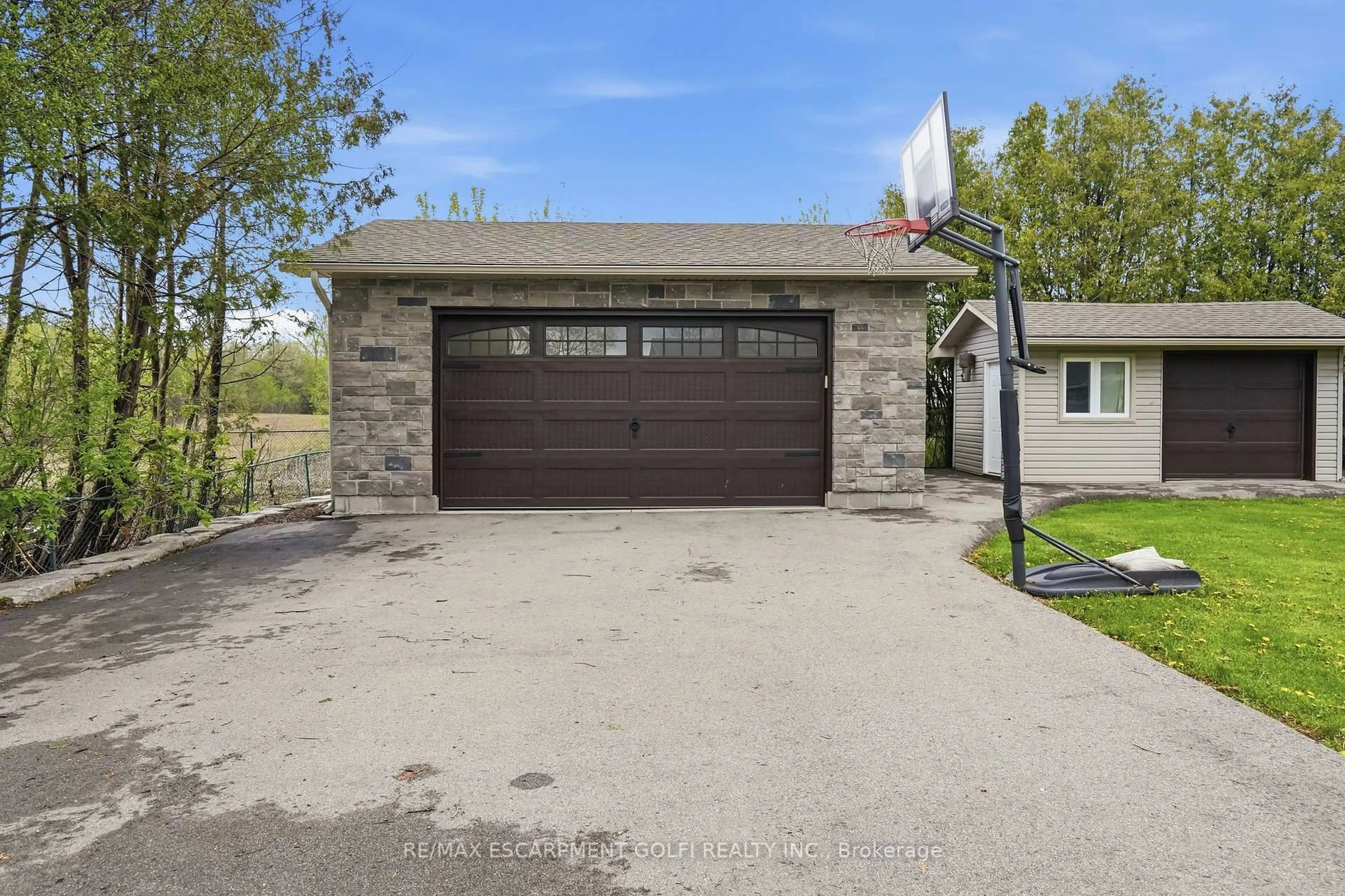 Indoor garage for 2114 GOLF CLUB Rd, Hamilton Ontario L0R 1P0