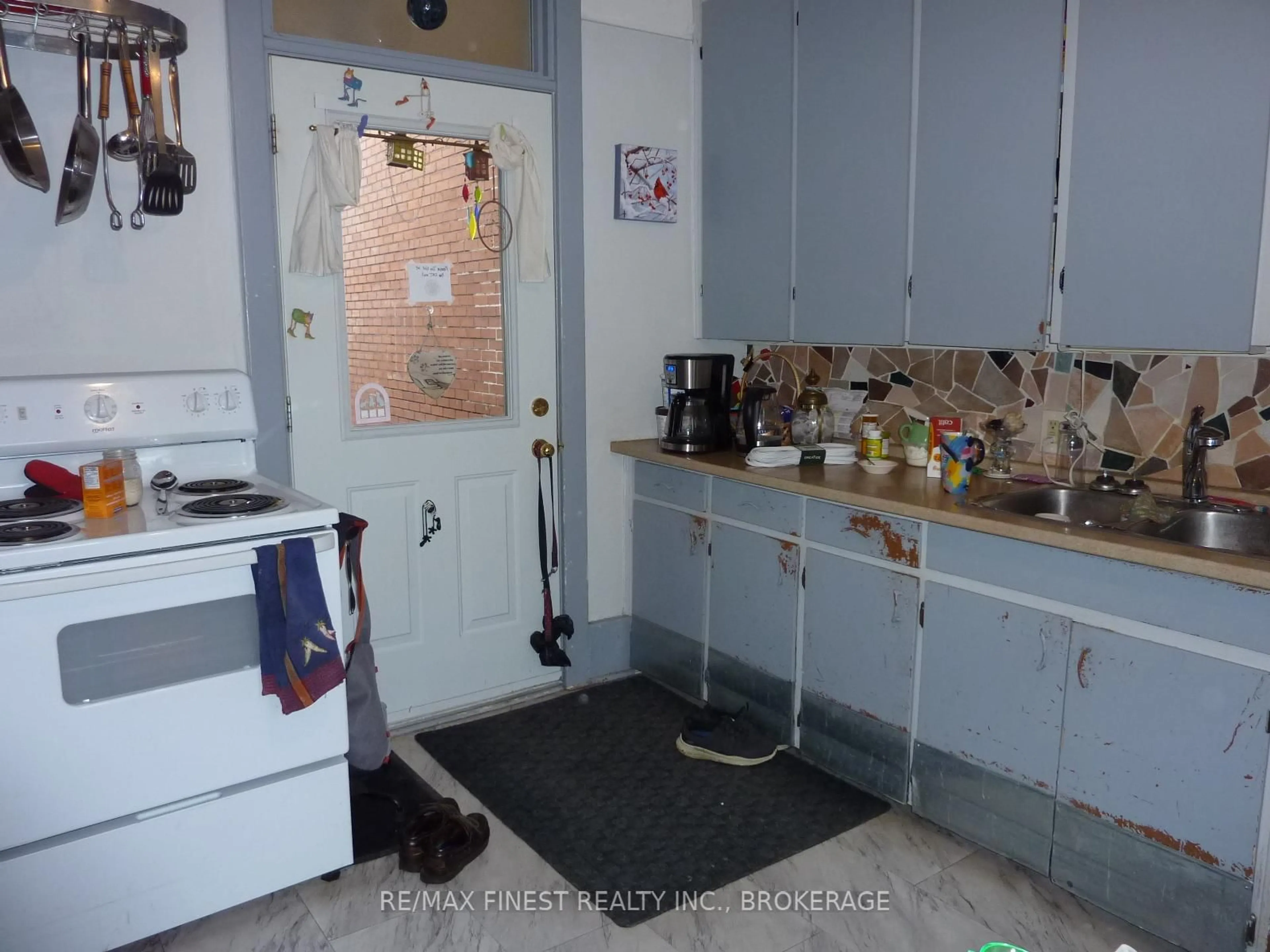 Standard kitchen, unknown for 283 Montreal St, Kingston Ontario K7K 3G9