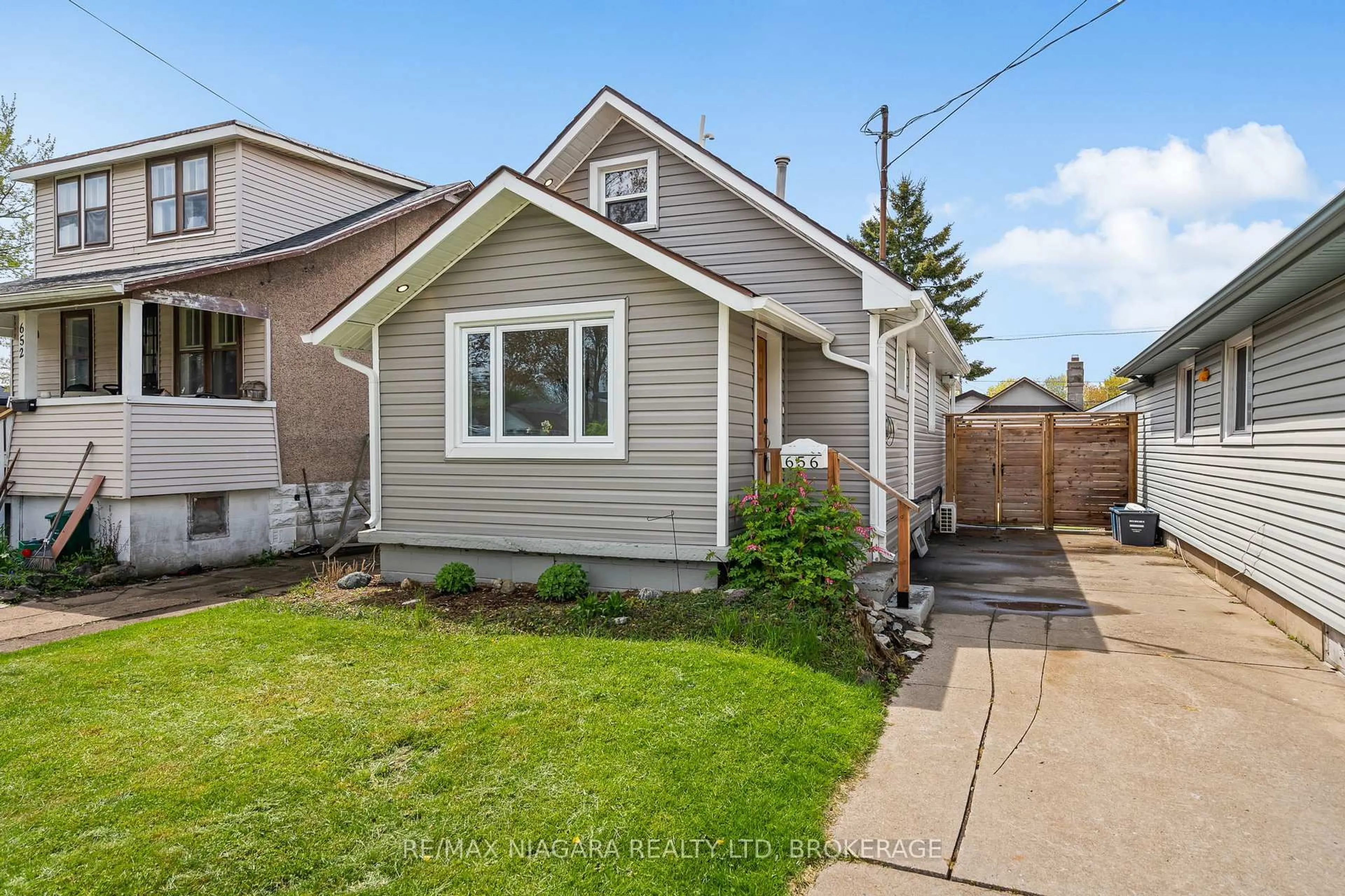 Home with vinyl exterior material, street for 656 Steele St, Port Colborne Ontario L3K 4Y9
