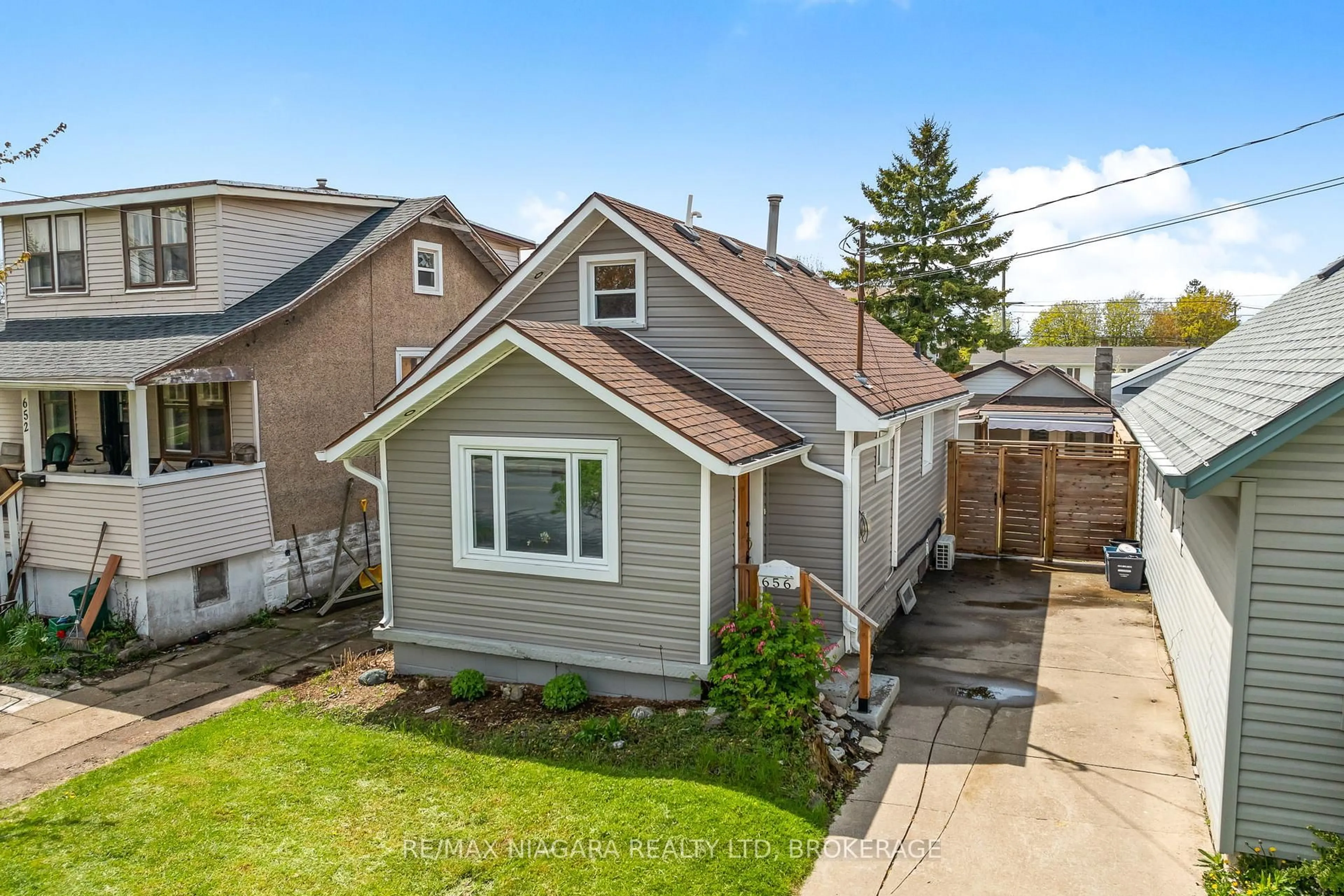 A pic from outside/outdoor area/front of a property/back of a property/a pic from drone, street for 656 Steele St, Port Colborne Ontario L3K 4Y9