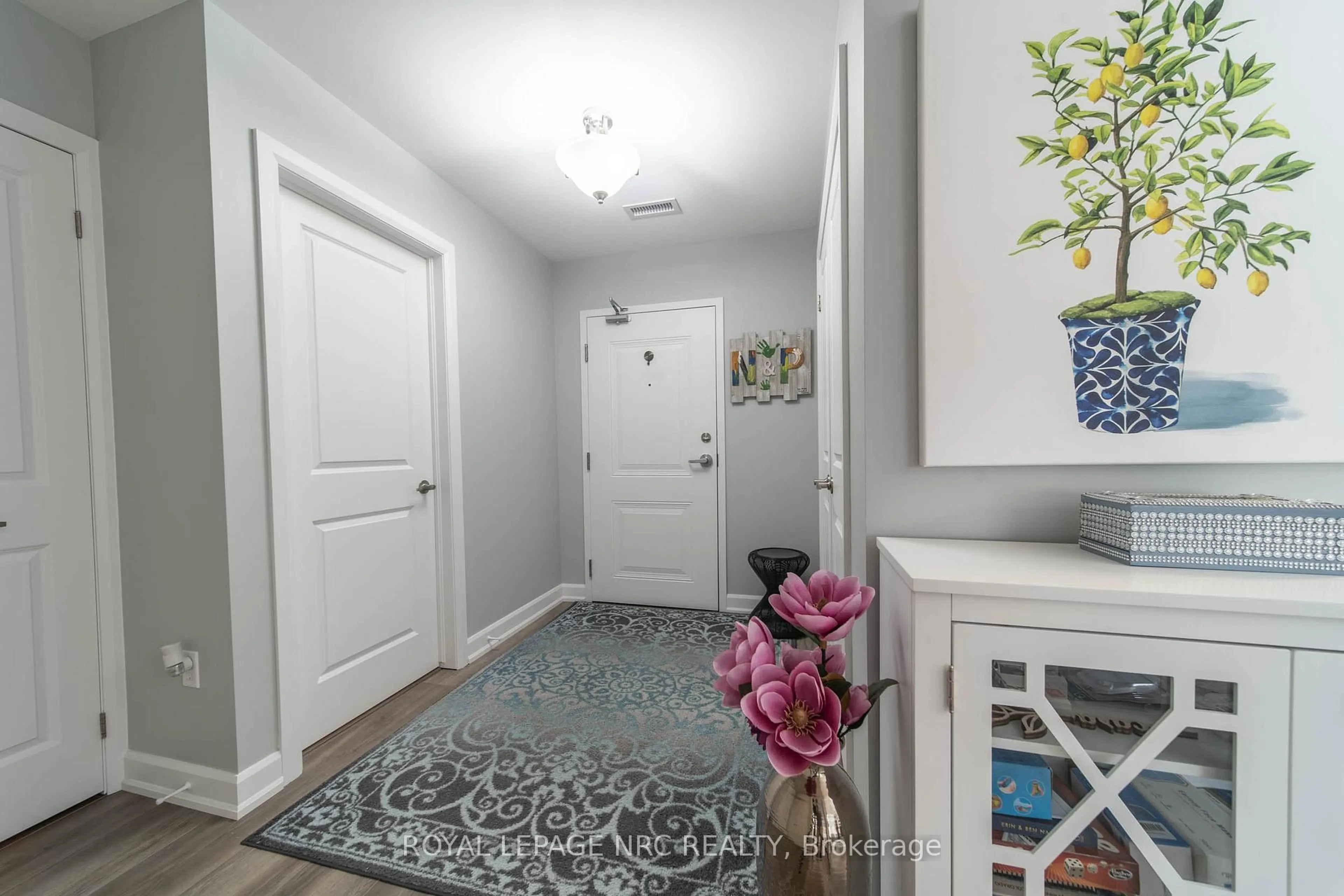 Indoor entryway for 4644 Pettit Ave #102, Niagara Falls Ontario L2E 0B4
