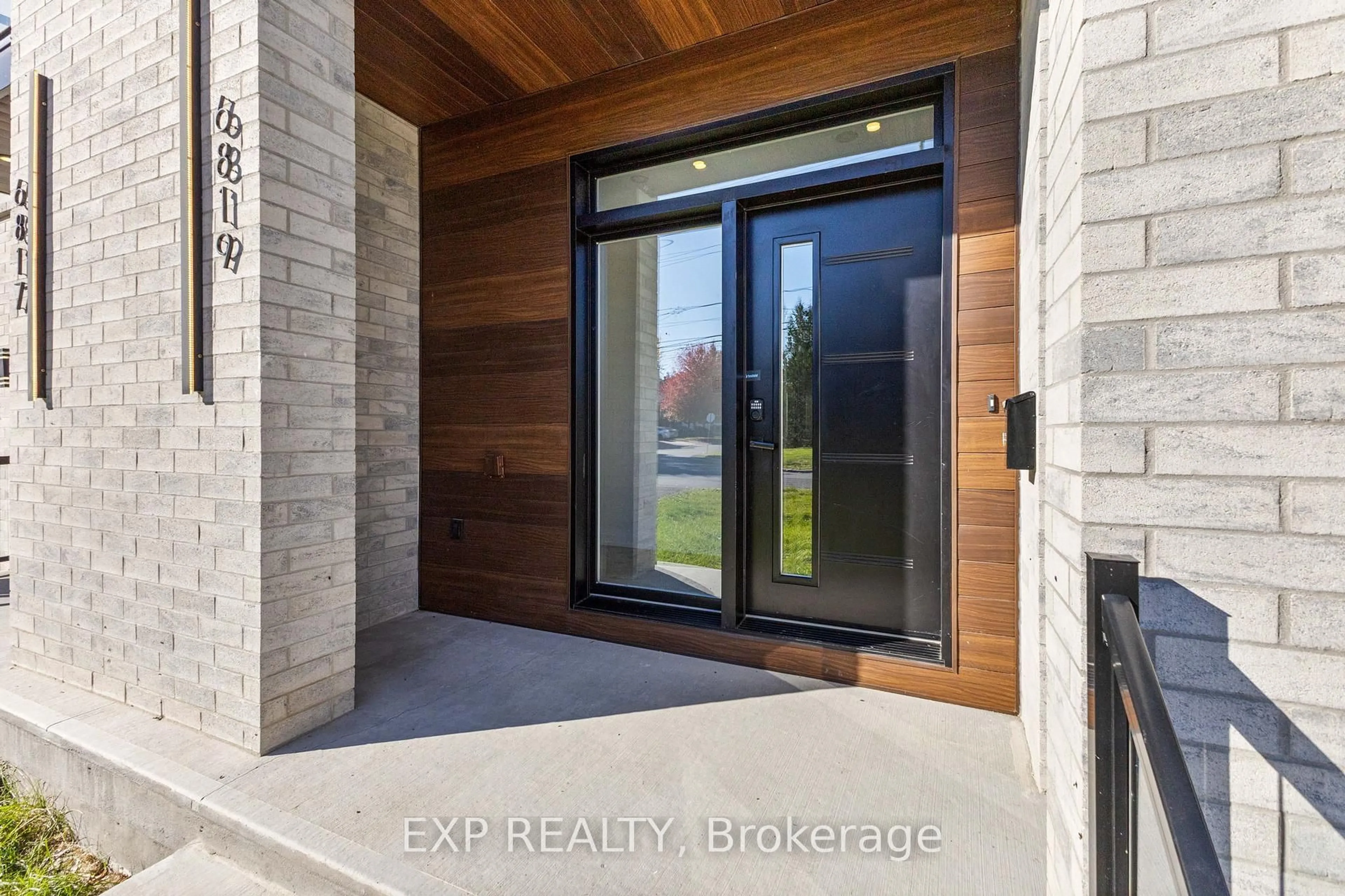 Indoor entryway for 6819 Notre Dame St, Orleans Ontario K1C 1H4