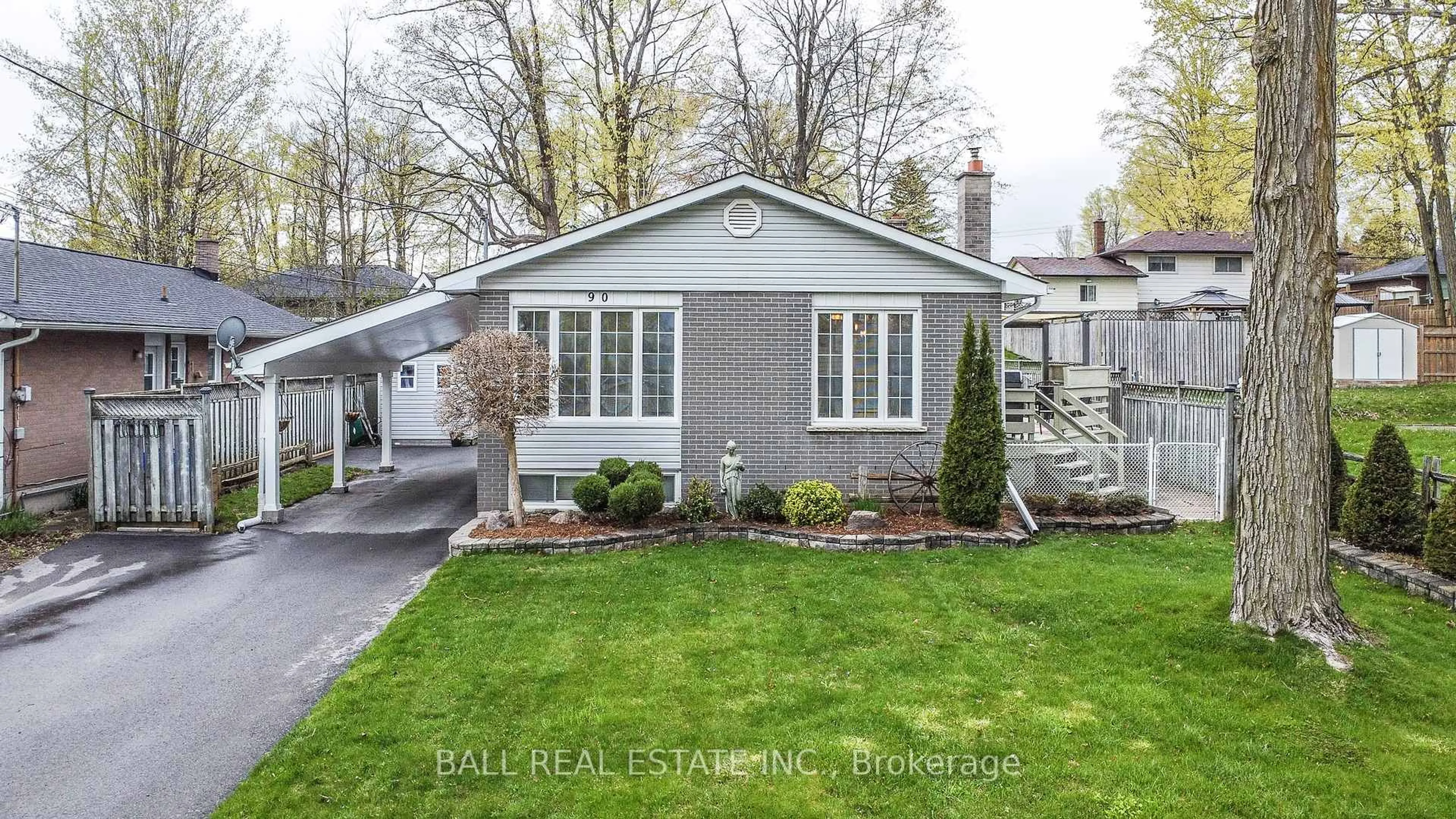 Home with vinyl exterior material, street for 90 Parkdale Ave, Peterborough Ontario K9L 1K4