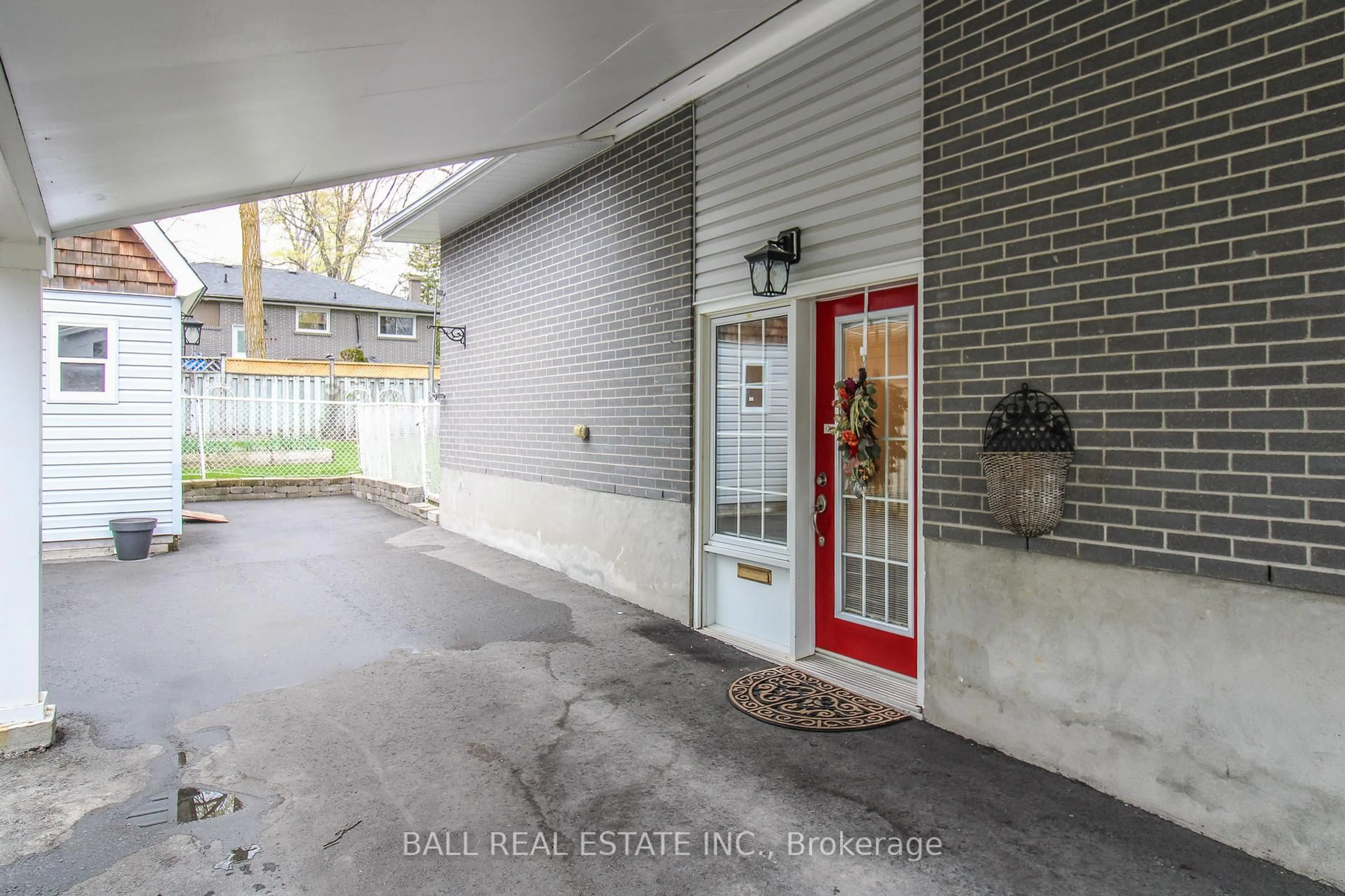 Indoor foyer for 90 Parkdale Ave, Peterborough Ontario K9L 1K4