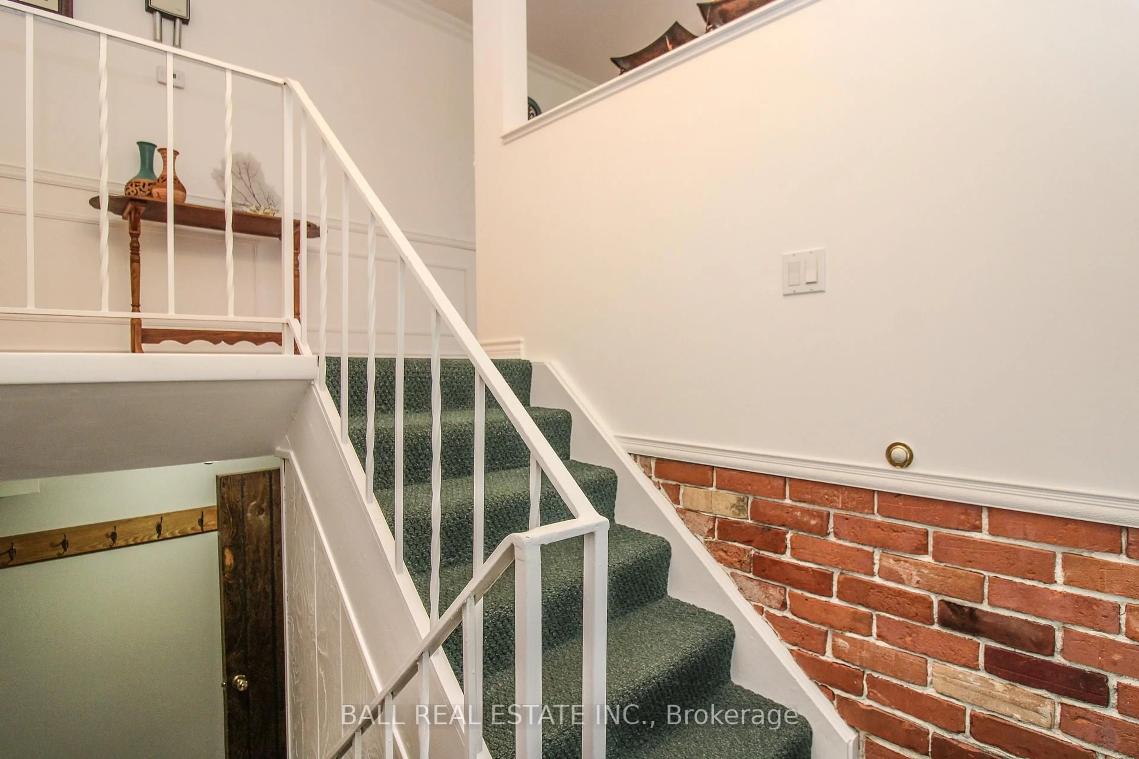 Stairs for 90 Parkdale Ave, Peterborough Ontario K9L 1K4