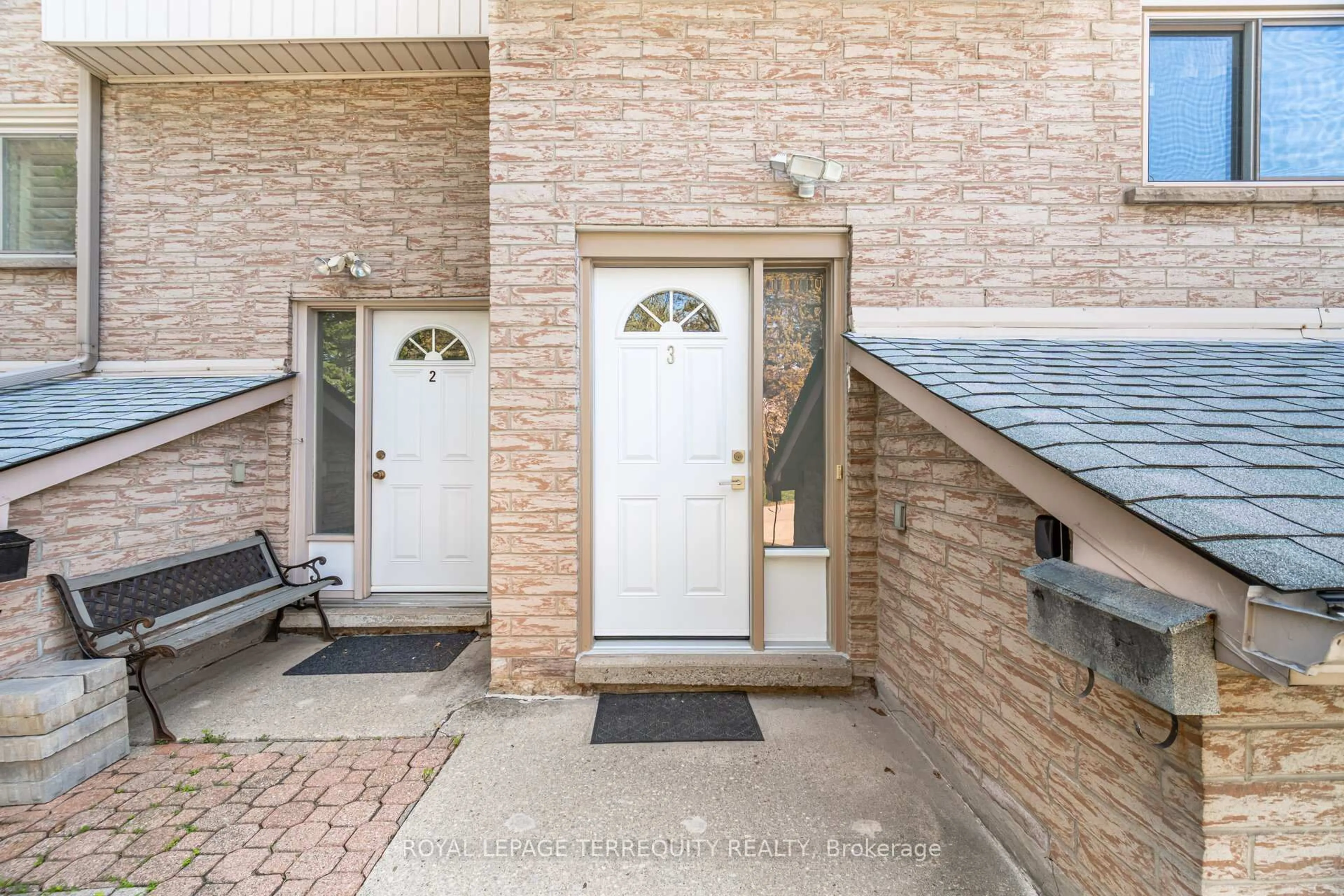 Indoor entryway for 325 Mary St #3, Hamilton Ontario L8L 8A2