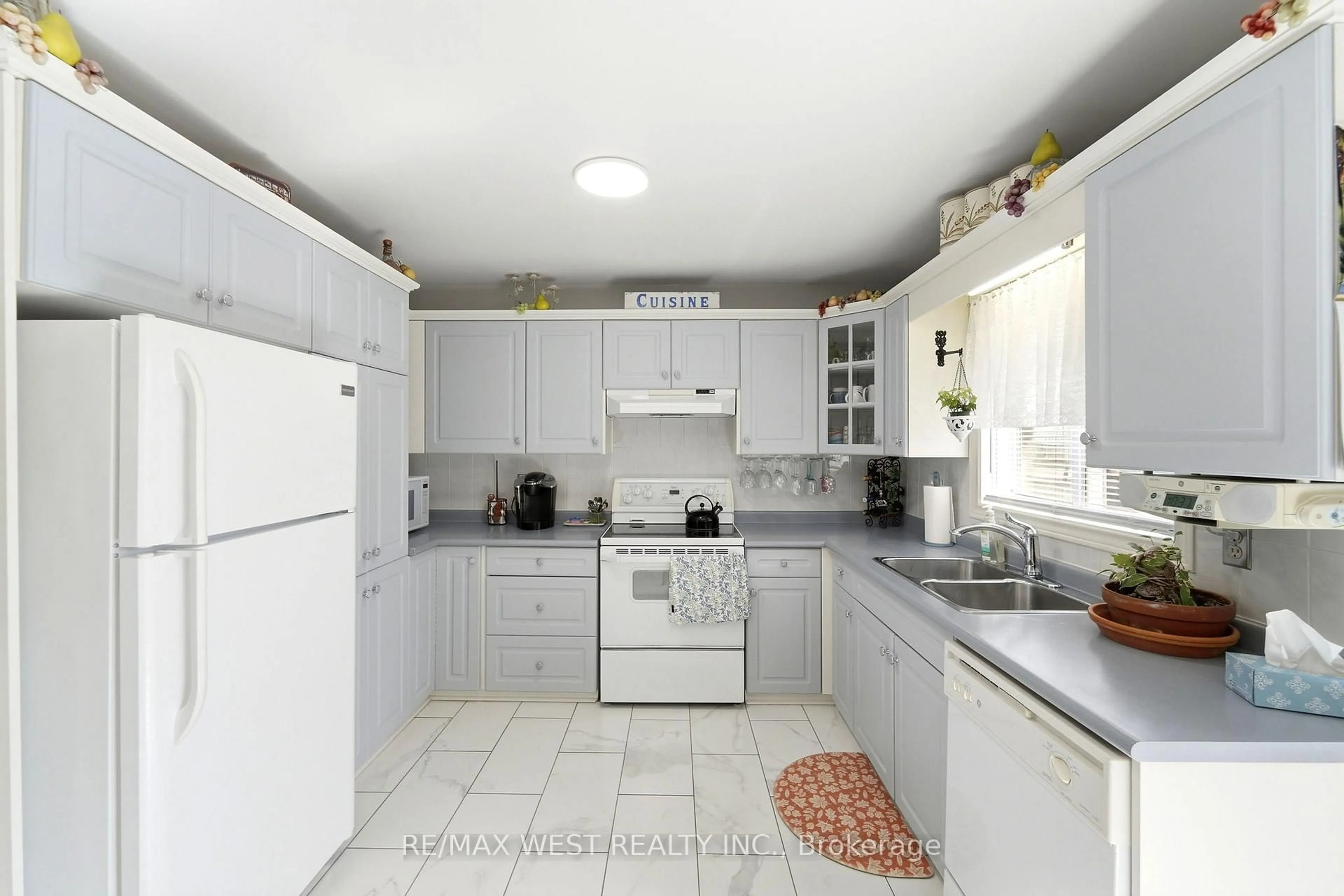 Standard kitchen, ceramic/tile floor for 7917 Ethel St, Niagara Falls Ontario L2H 2Z8