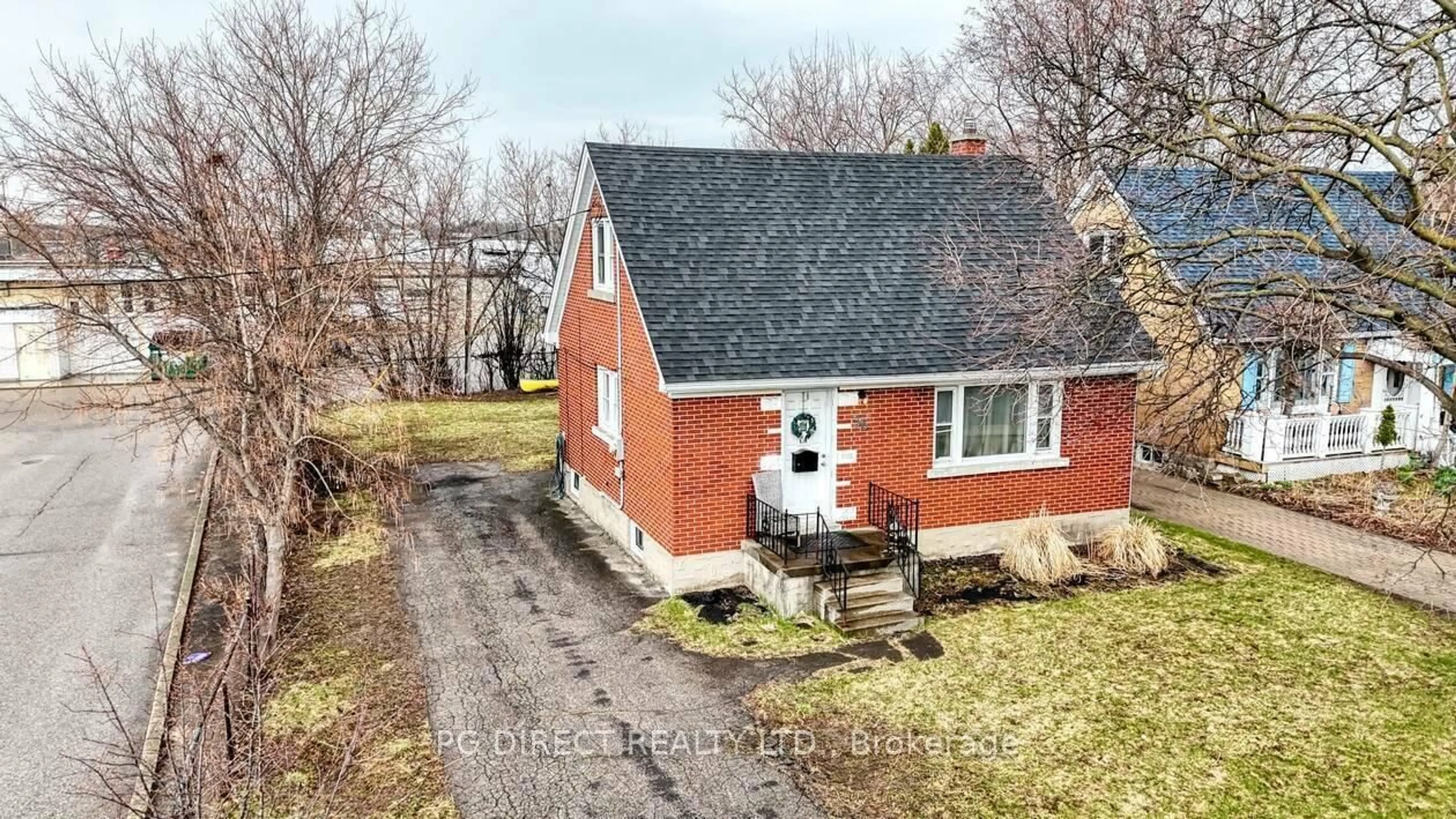 A pic from outside/outdoor area/front of a property/back of a property/a pic from drone, street for 36 Edna St, Kitchener Ontario N2H 2E3