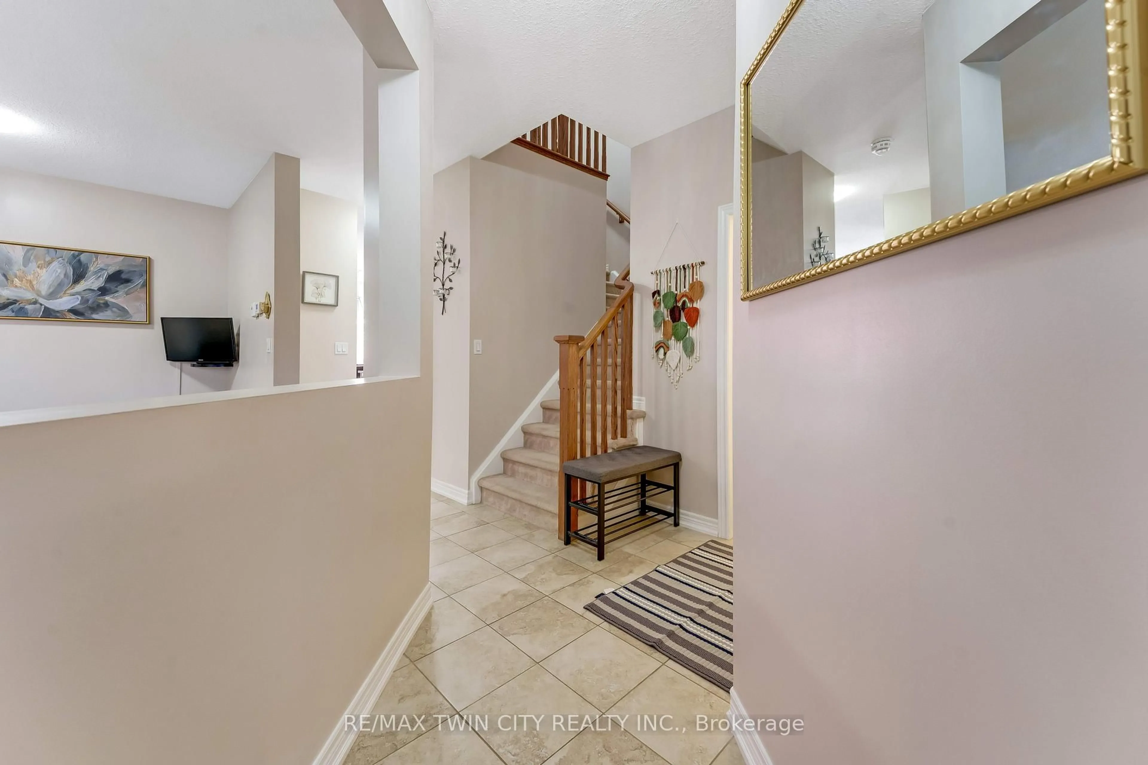 Indoor foyer for 10 Sandybay Ave, Kitchener Ontario N2A 0H7