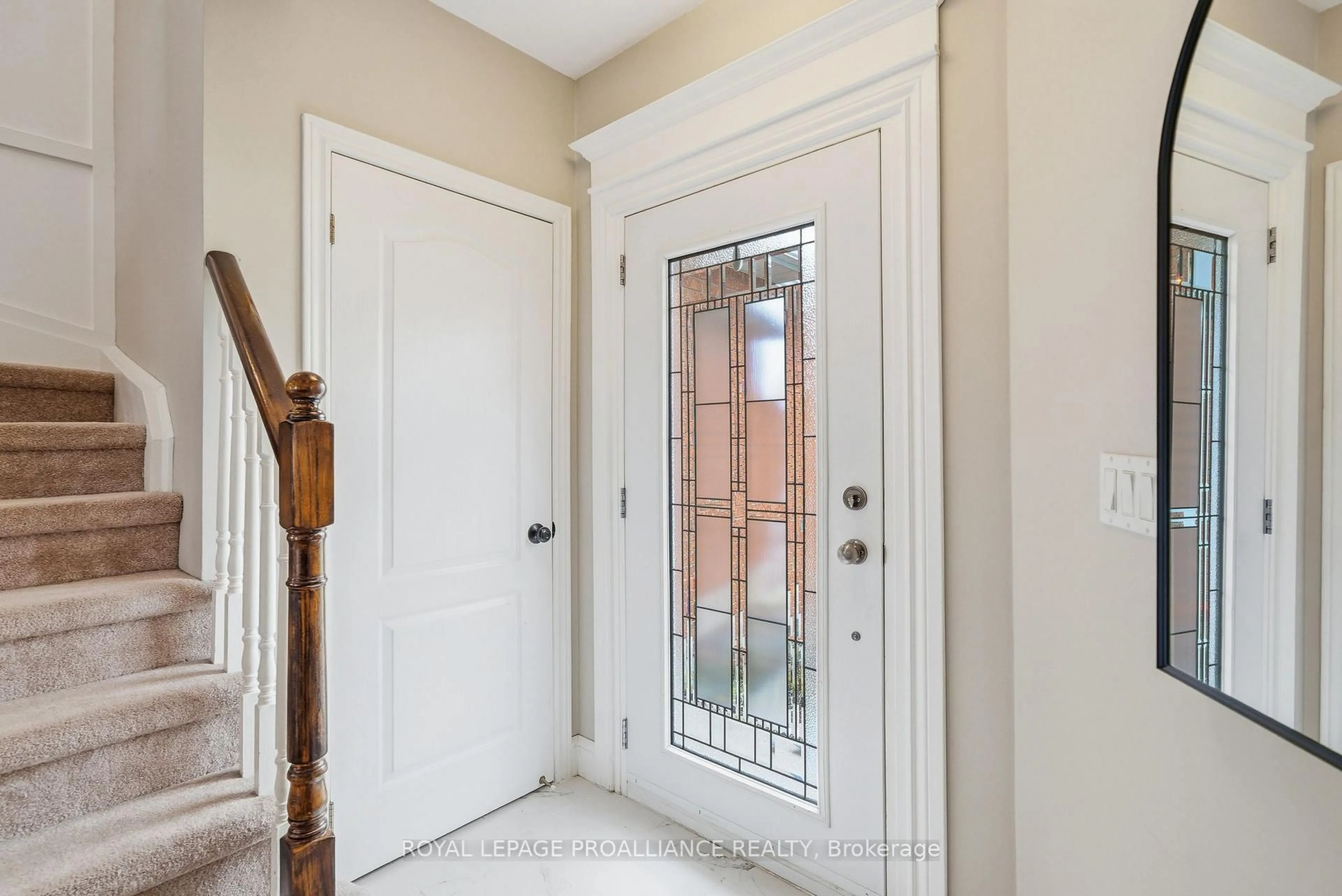 Indoor entryway for 68 Cooper Crt, Cobourg Ontario K9A 5K4