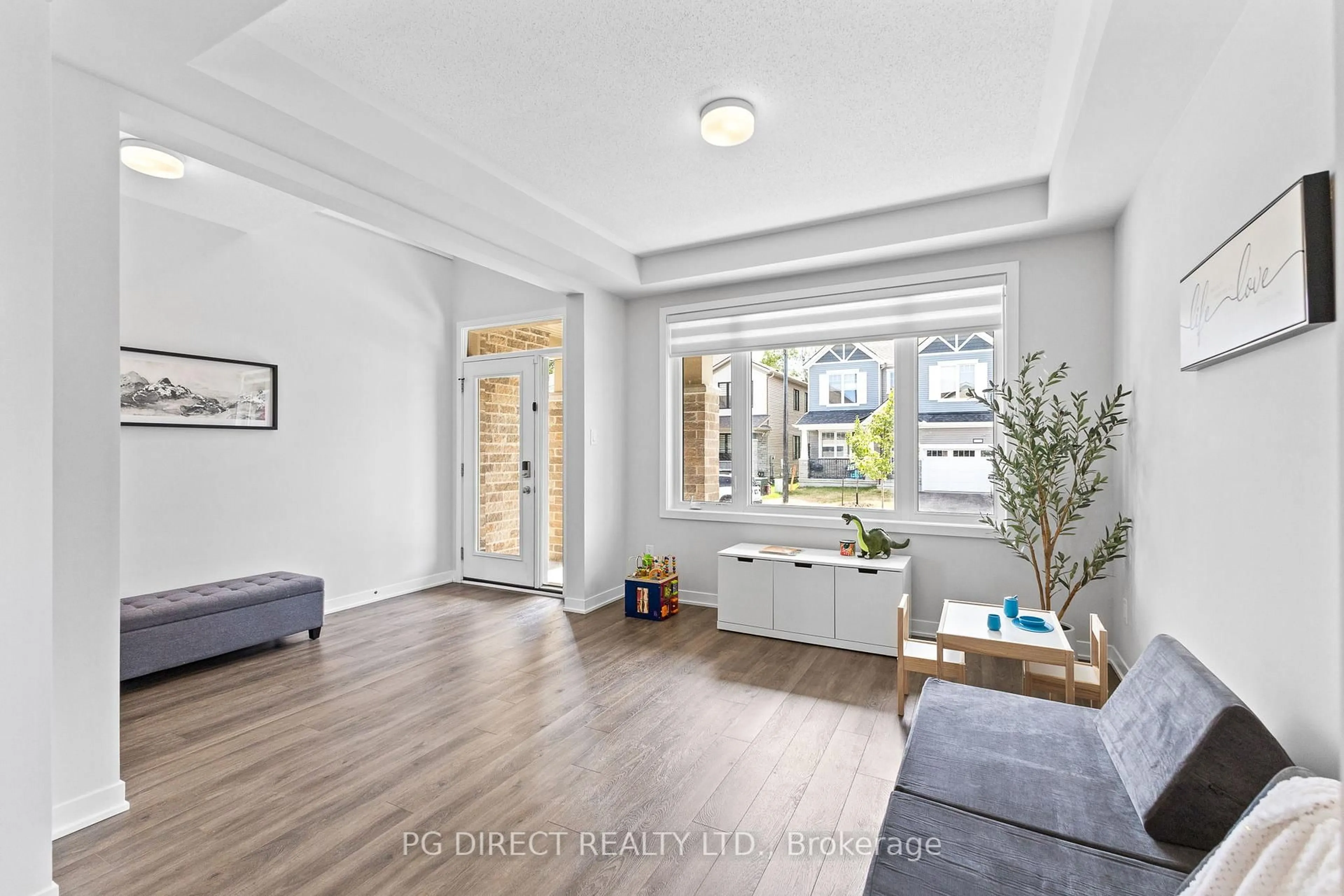 Living room with furniture, unknown for 119 Green Ash Ave, Richmond Ontario K0A 2Z0