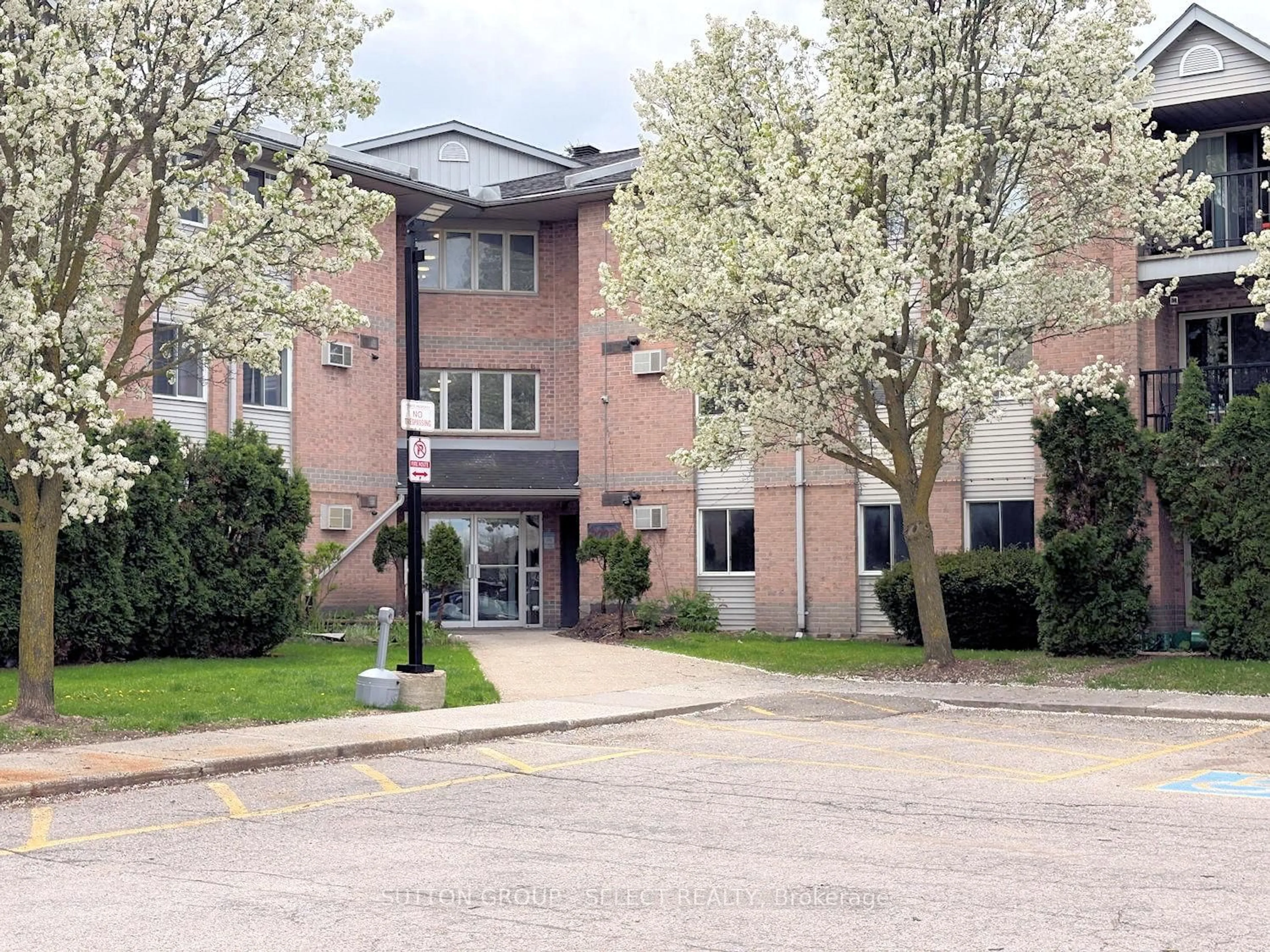 Indoor foyer for 2228 Trafalgar St #226, London East Ontario N5V 4J8