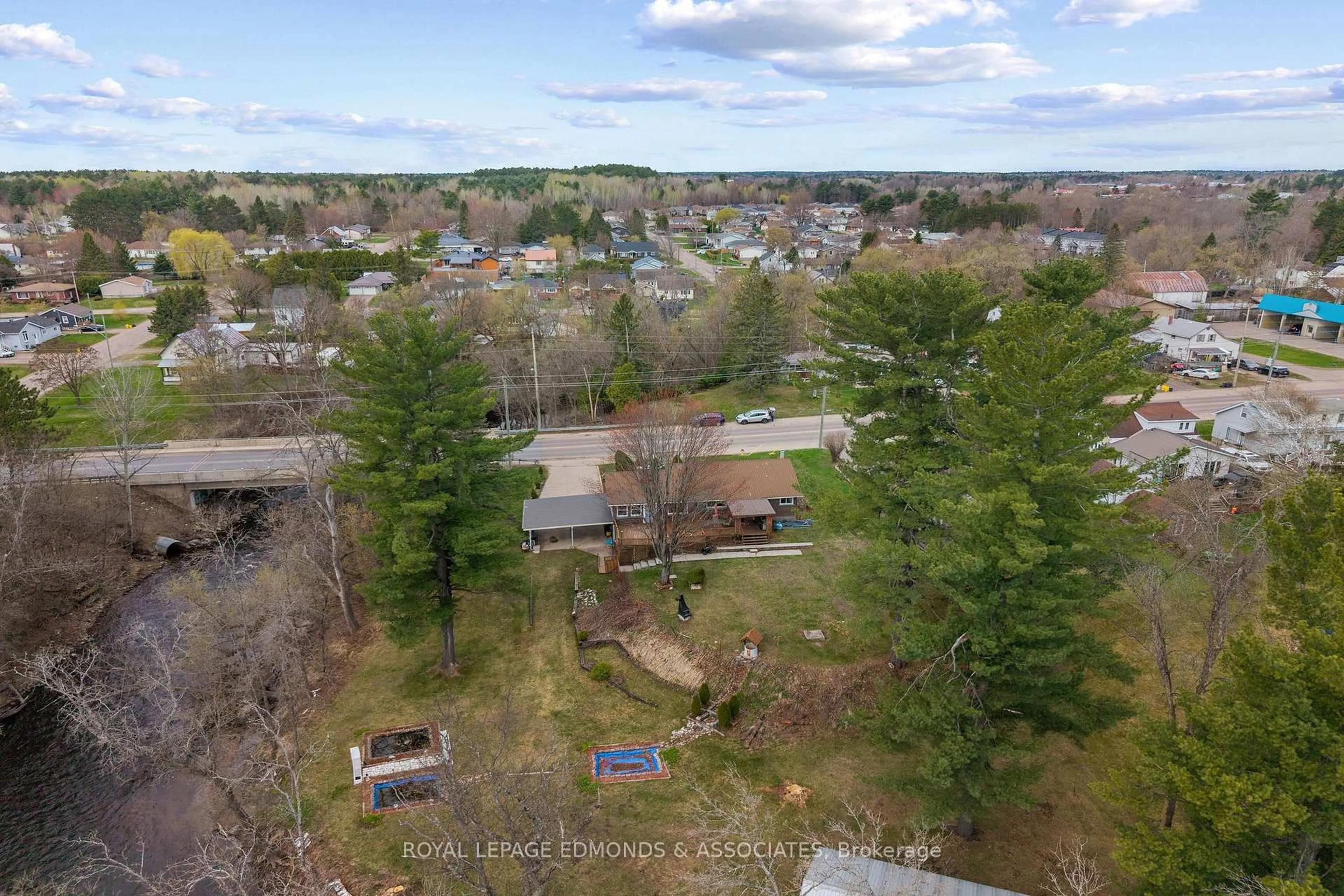A pic from outside/outdoor area/front of a property/back of a property/a pic from drone, unknown for 499 Boundary Rd, Pembroke Ontario K8A 6L7