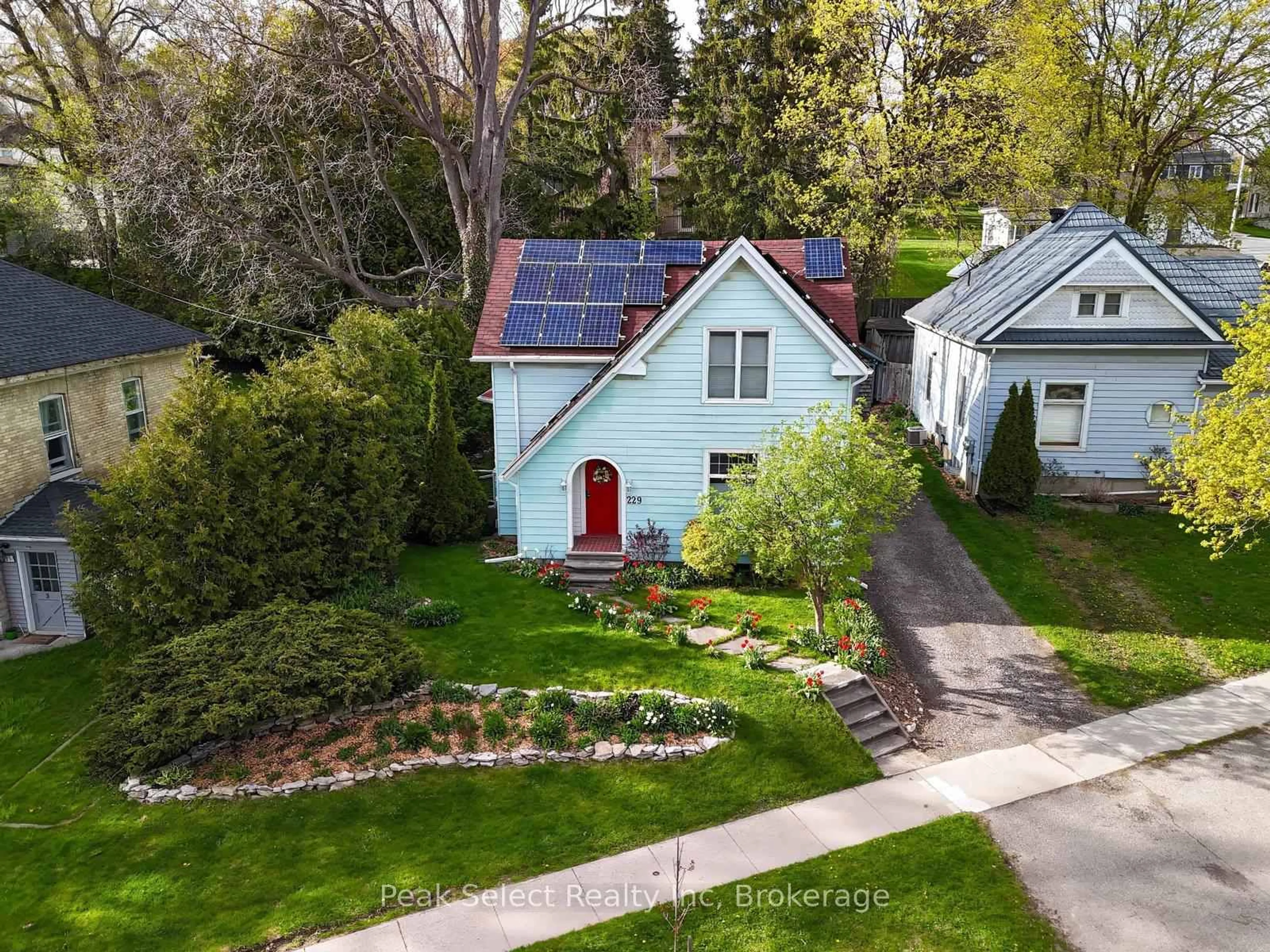 A pic from outside/outdoor area/front of a property/back of a property/a pic from drone, street for 229 Station St, St. Marys Ontario N4X 1A8