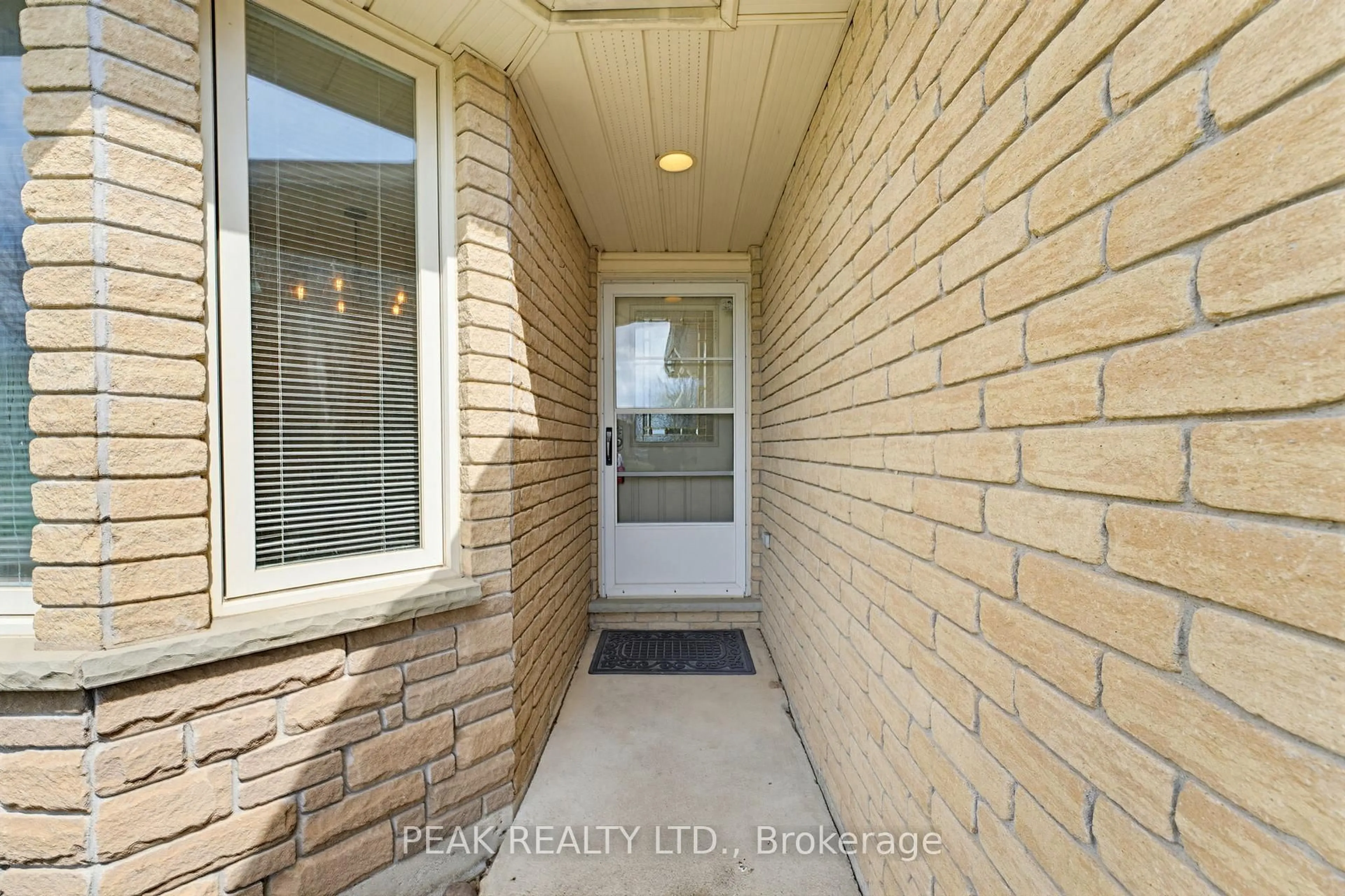 Indoor entryway for 157 Whitlaw Way, Brant Ontario N3L 4C9