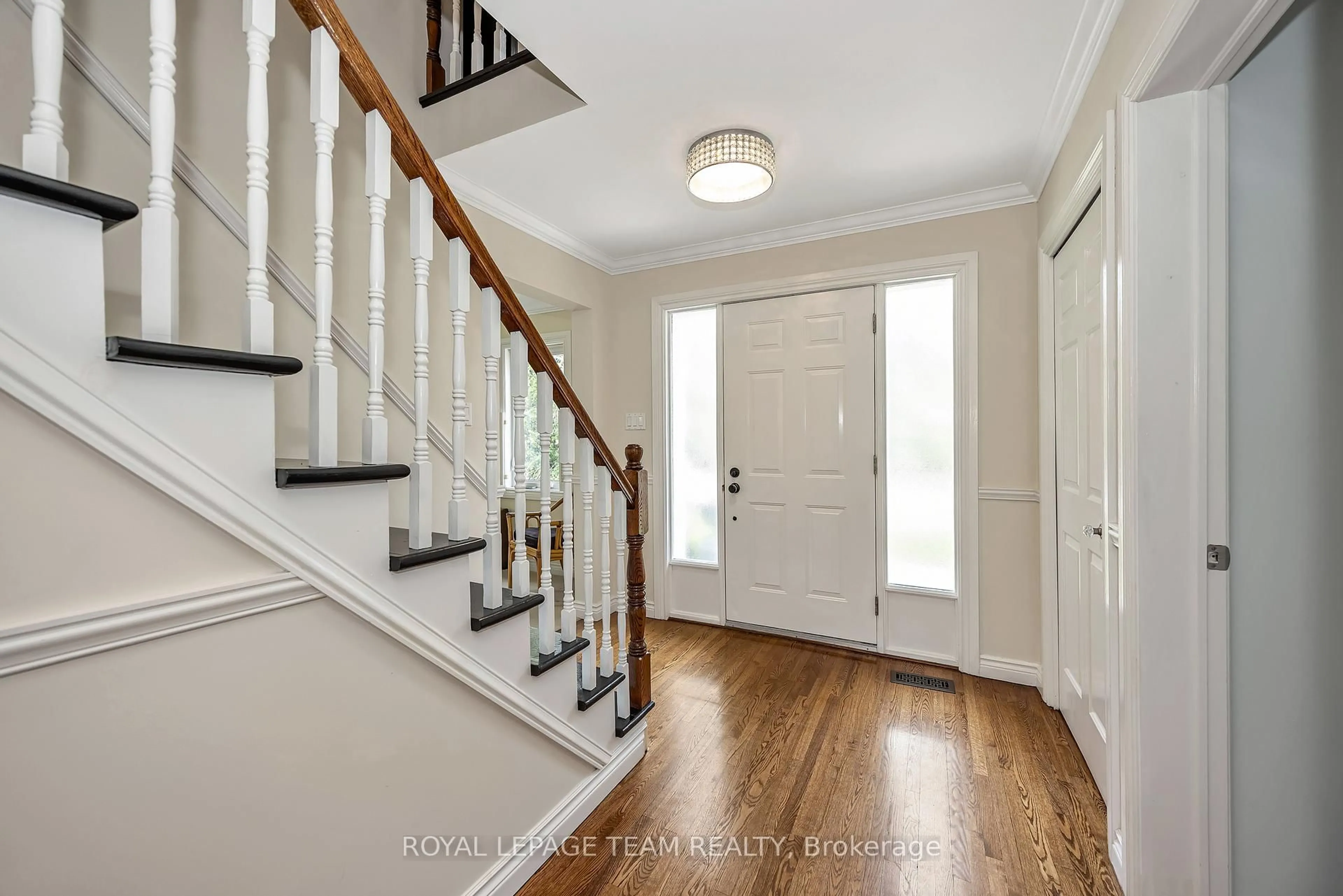 Indoor entryway for 28 Spring Cress Dr, Ottawa Ontario K2R 1A3