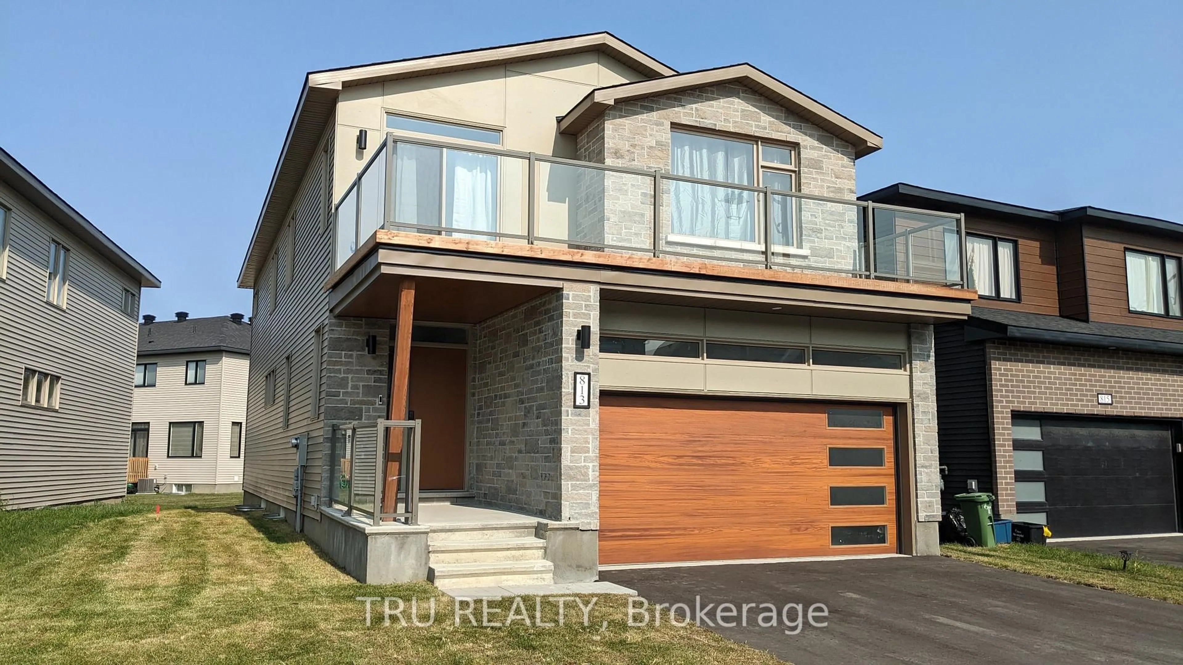 Home with brick exterior material, street for 813 Crossgate St, Ottawa Ontario K2J 7E3