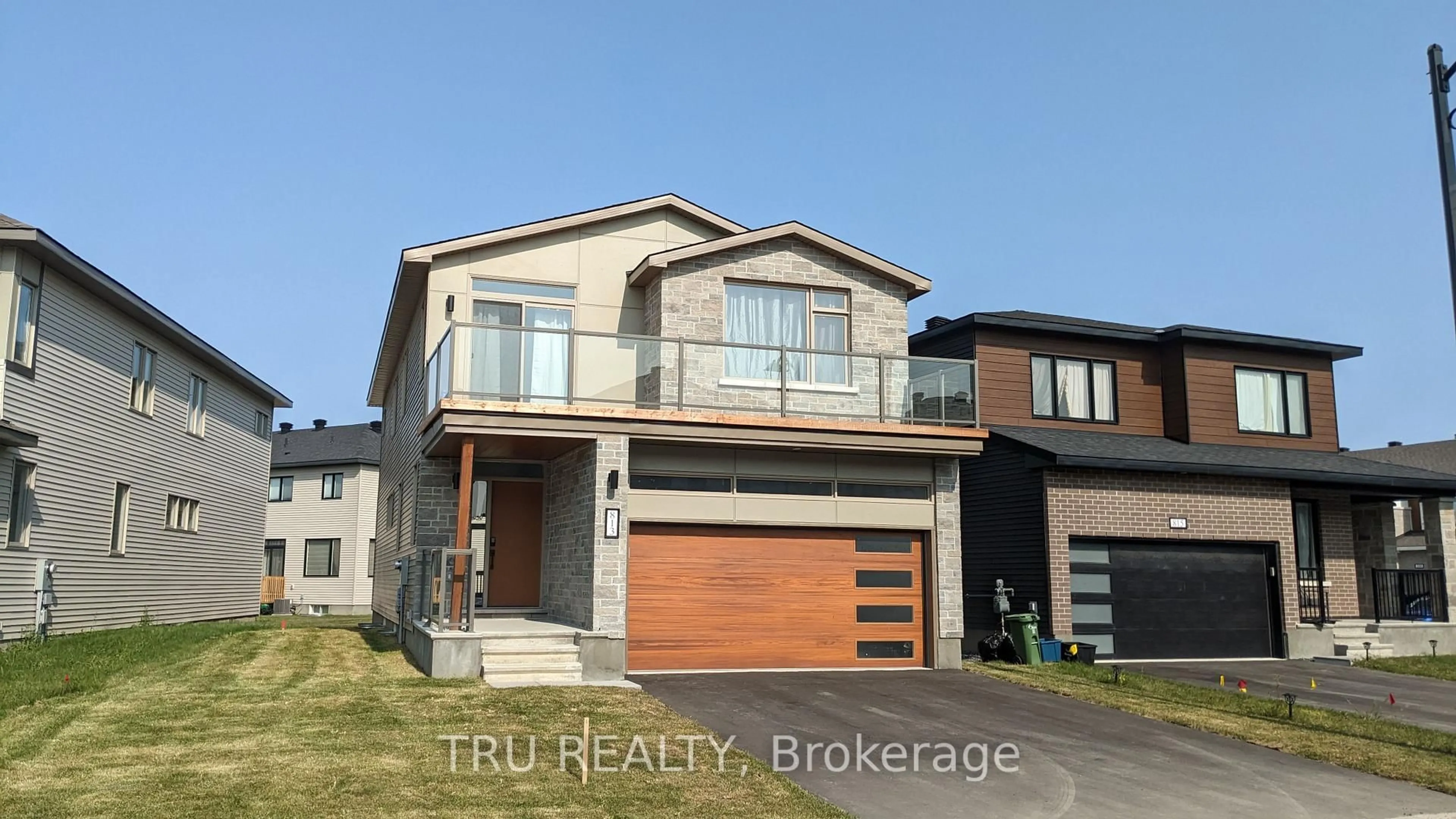 Home with brick exterior material, street for 813 Crossgate St, Ottawa Ontario K2J 7E3