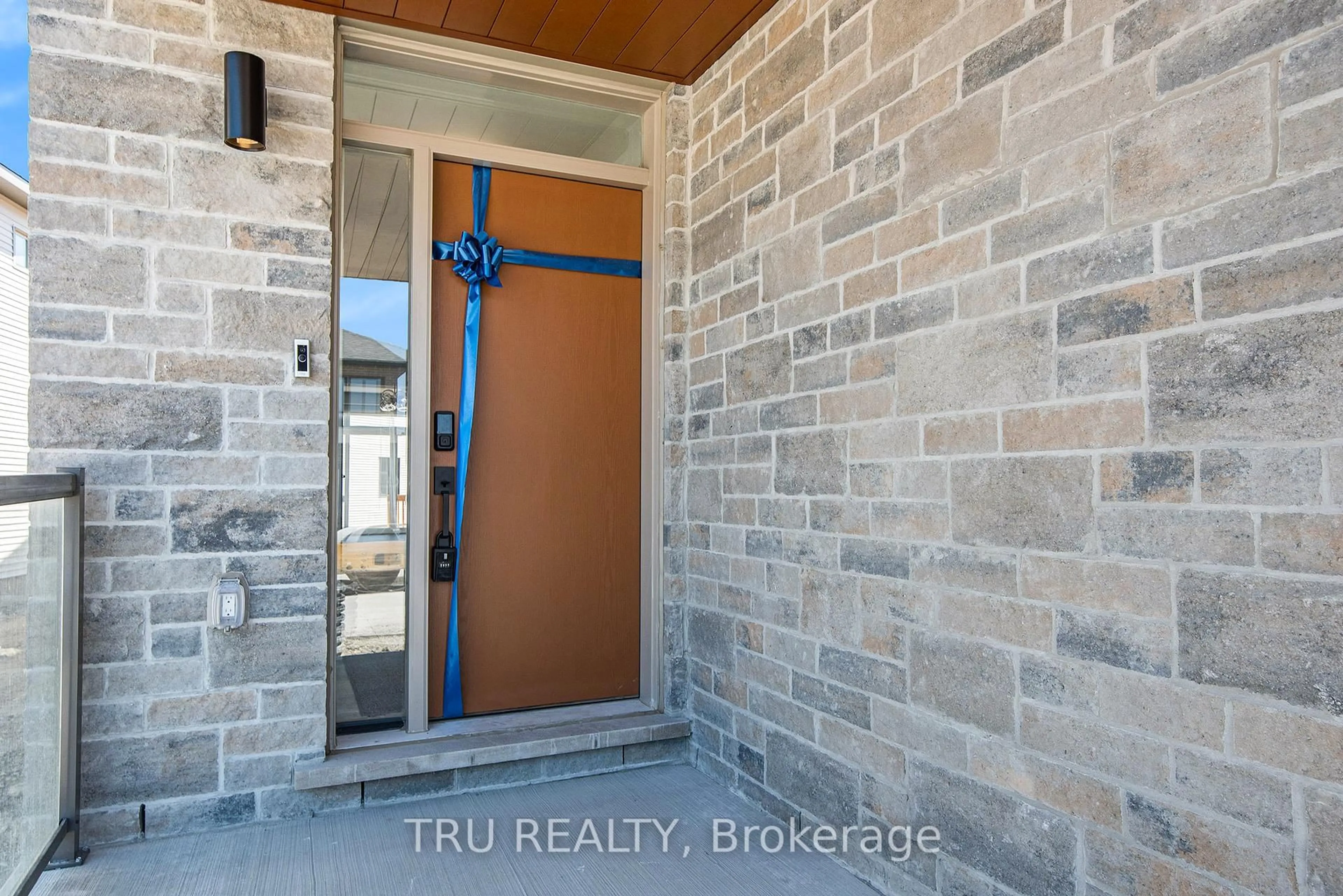 Indoor entryway for 813 Crossgate St, Ottawa Ontario K2J 7E3
