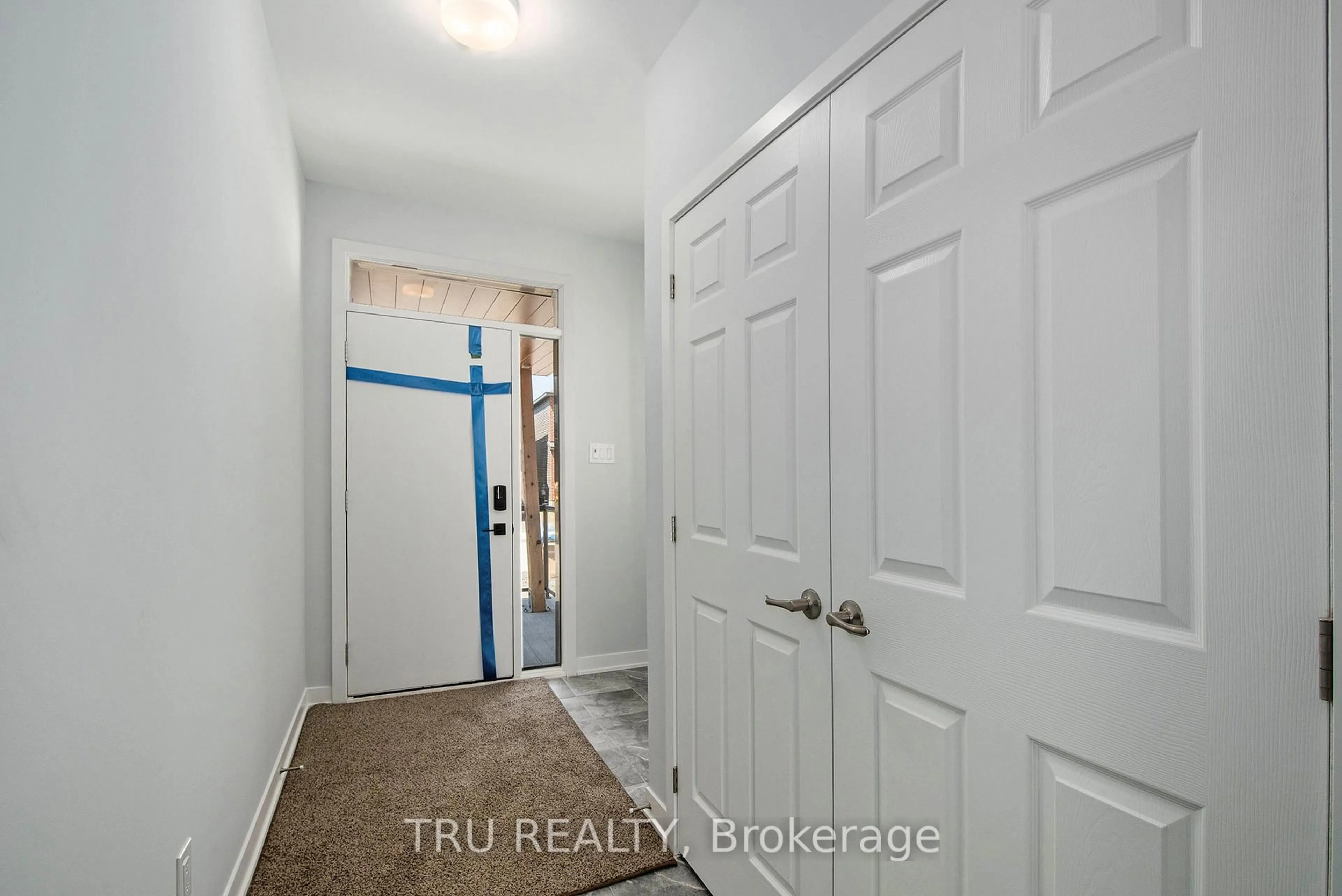 Indoor entryway for 813 Crossgate St, Ottawa Ontario K2J 7E3