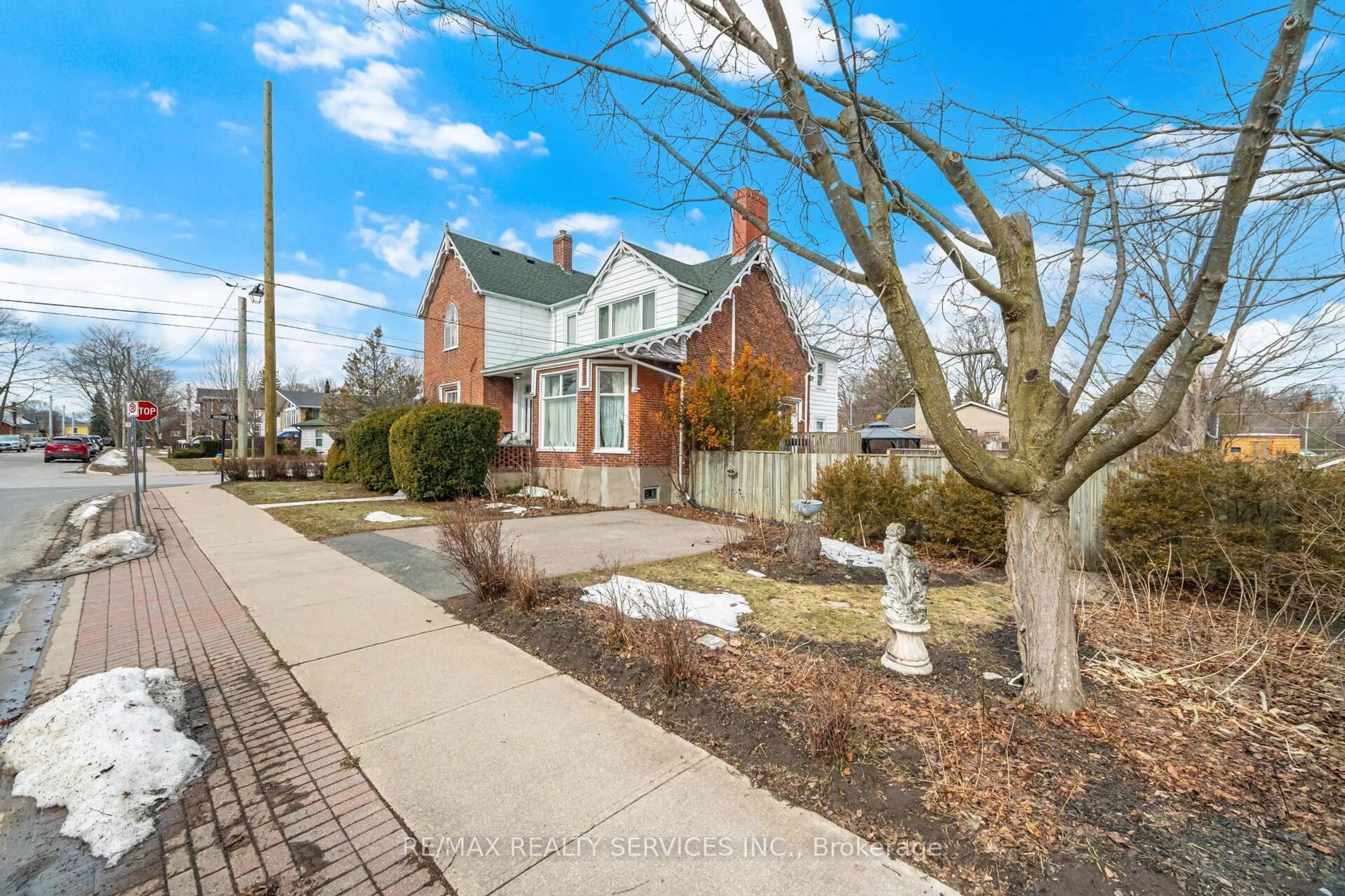 A pic from outside/outdoor area/front of a property/back of a property/a pic from drone, street for 50 Havelock St, Cobourg Ontario K9A 2J3