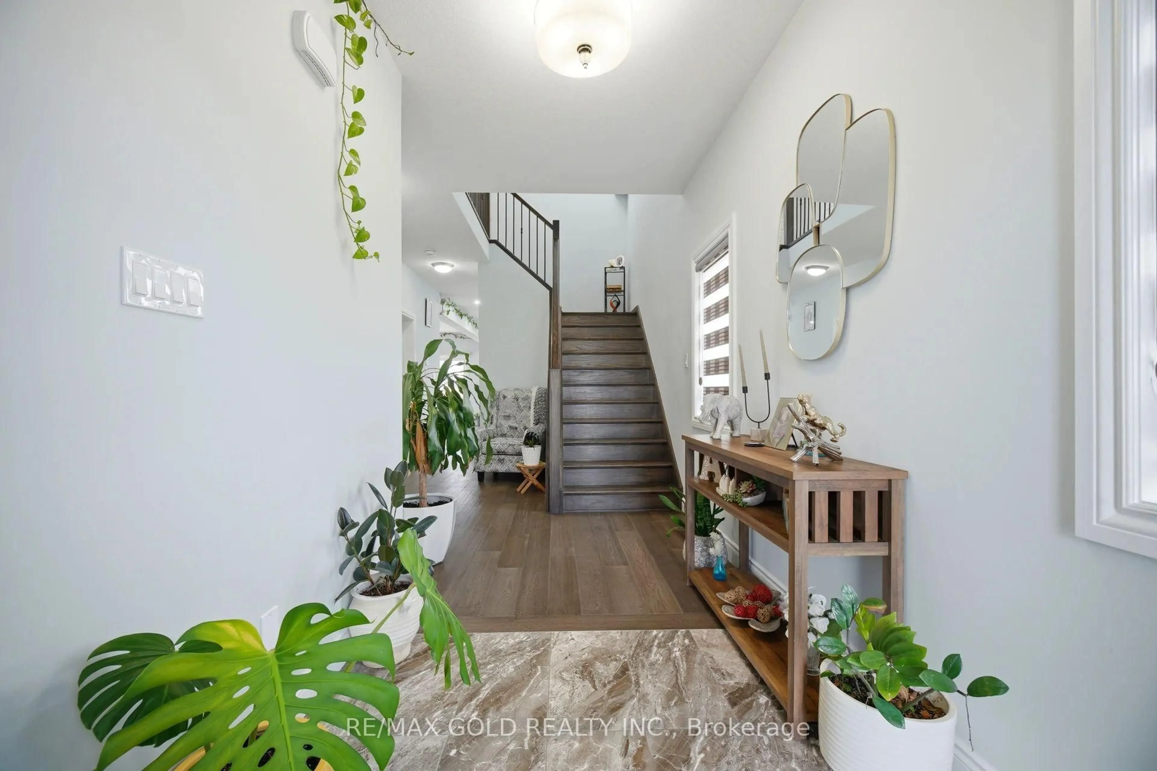 Indoor entryway for 2439 Daisy Bend, London South Ontario N6M 0G9