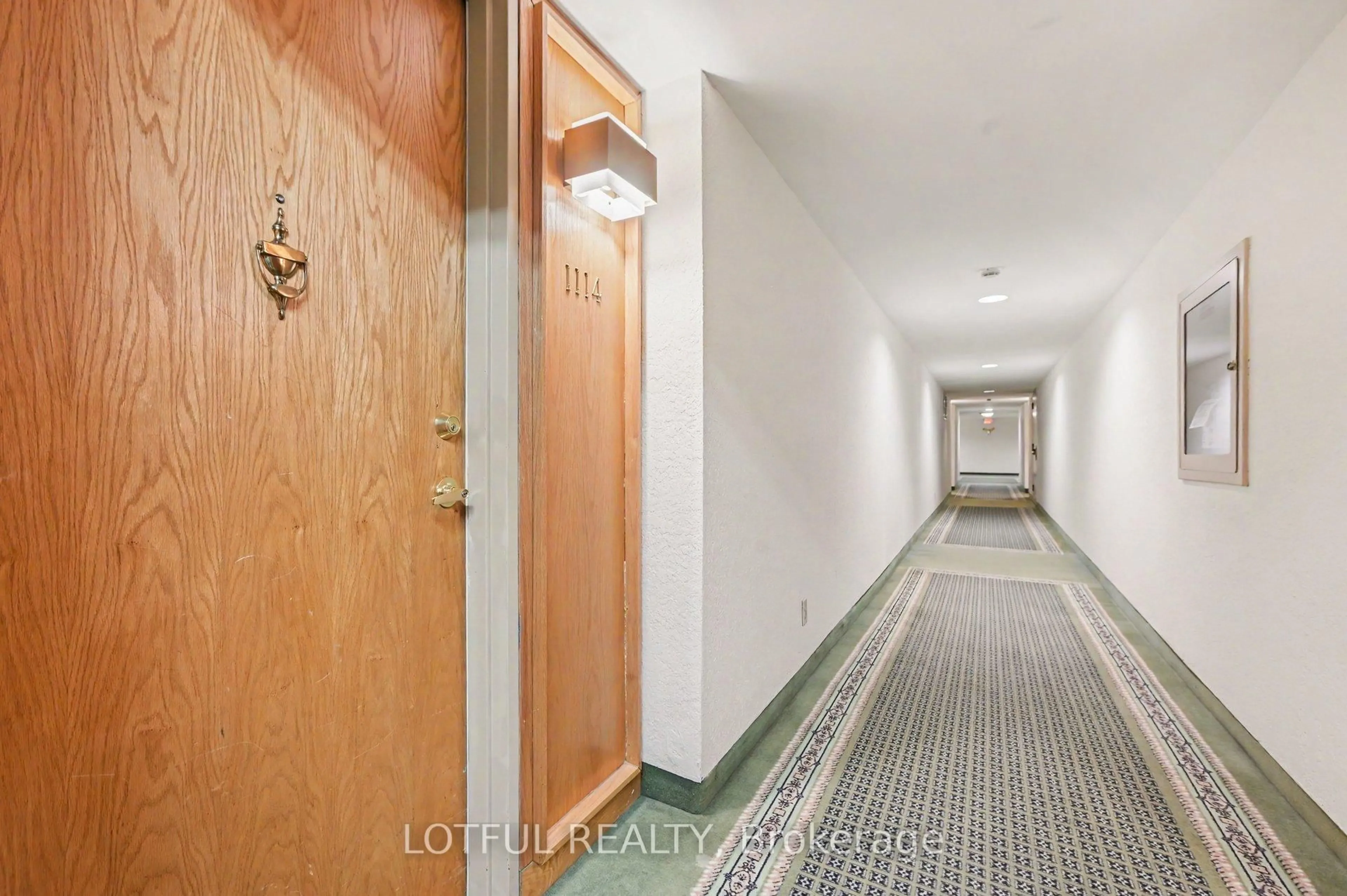 Indoor foyer for 2871 Richmond Rd #1114, Ottawa Ontario K2B 8M5