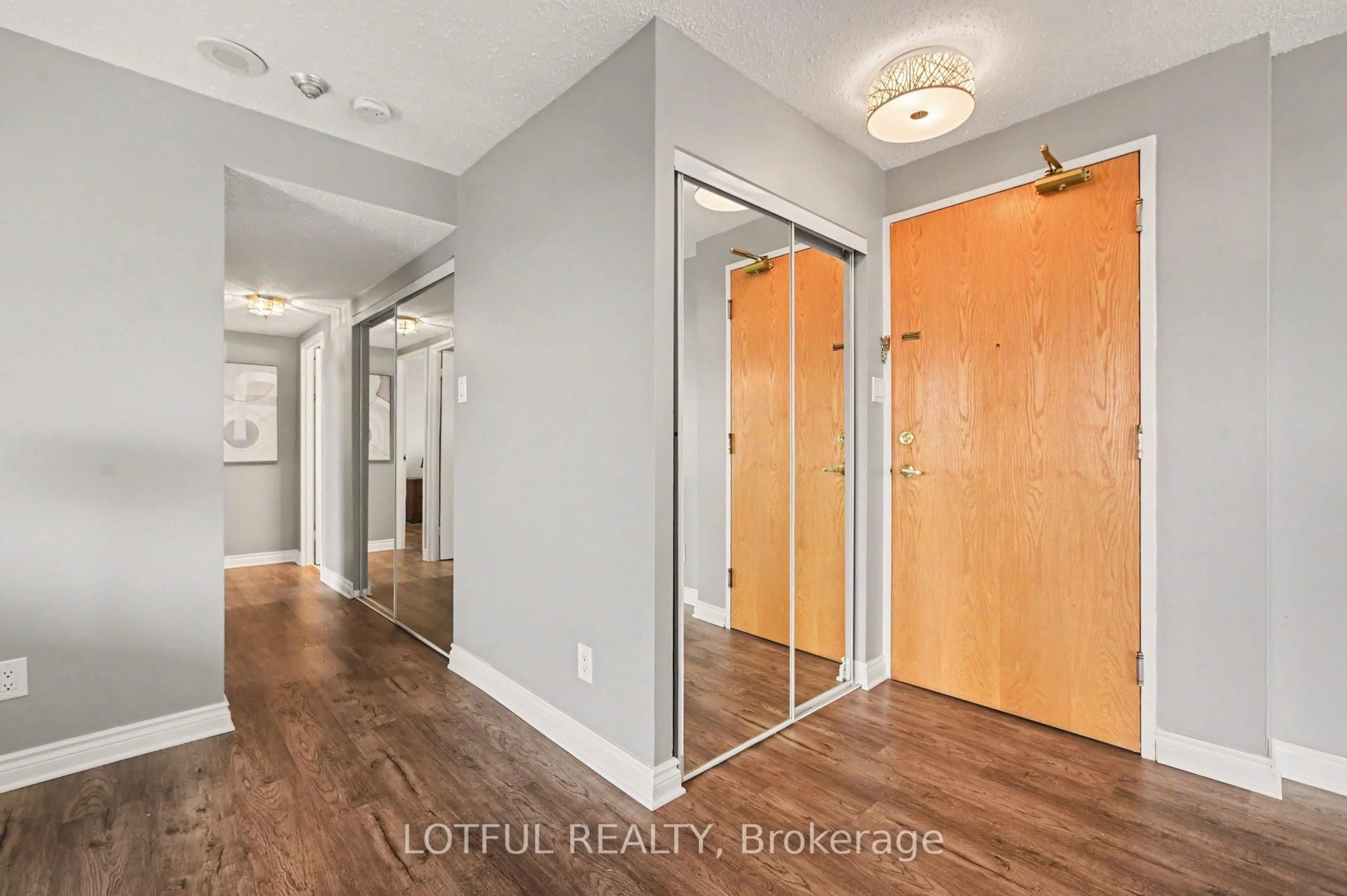 Indoor entryway for 2871 Richmond Rd #1114, Ottawa Ontario K2B 8M5