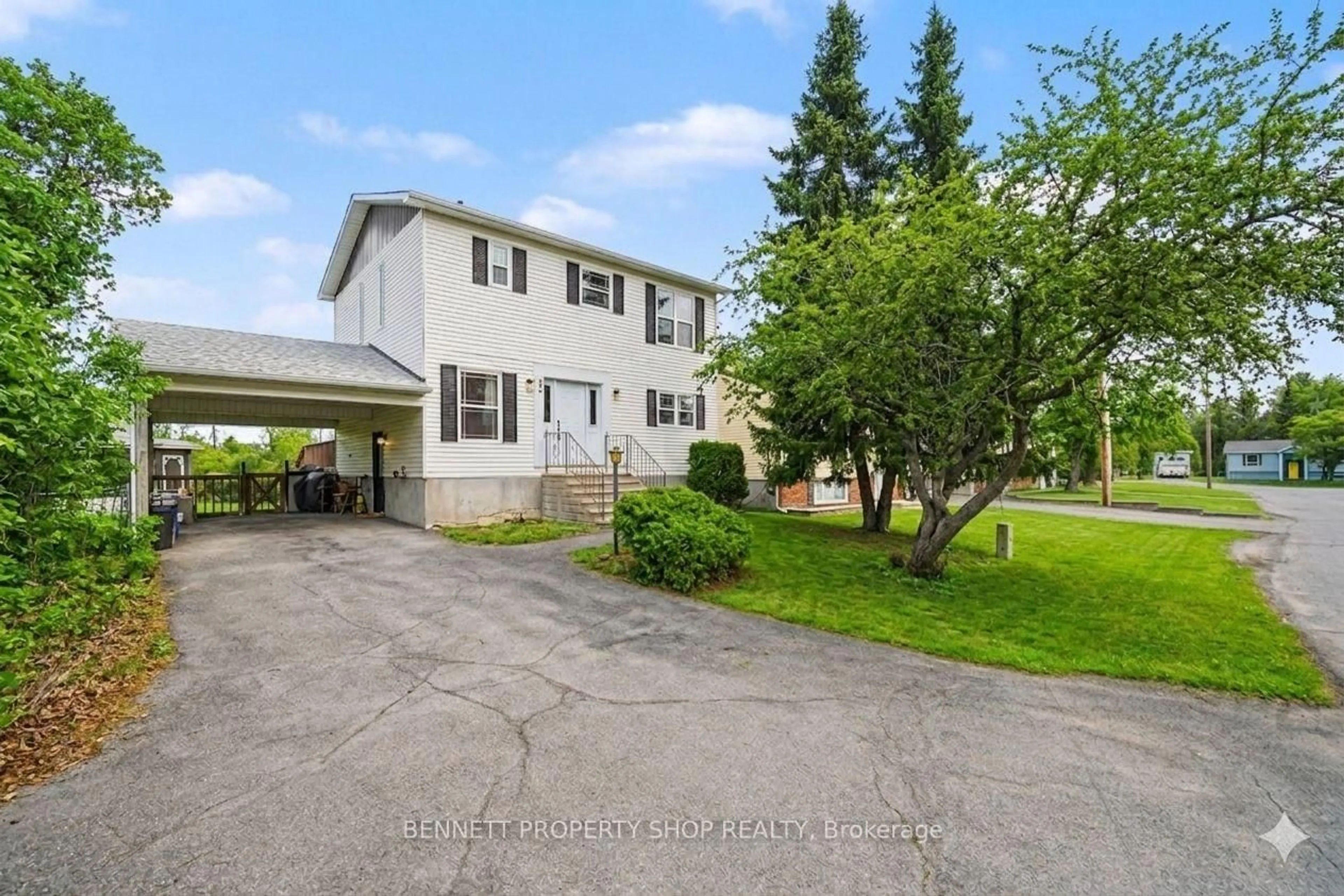 A pic from outside/outdoor area/front of a property/back of a property/a pic from drone, street for 22 Poole Creek Cres, Stittsville Ontario K2S 1T6
