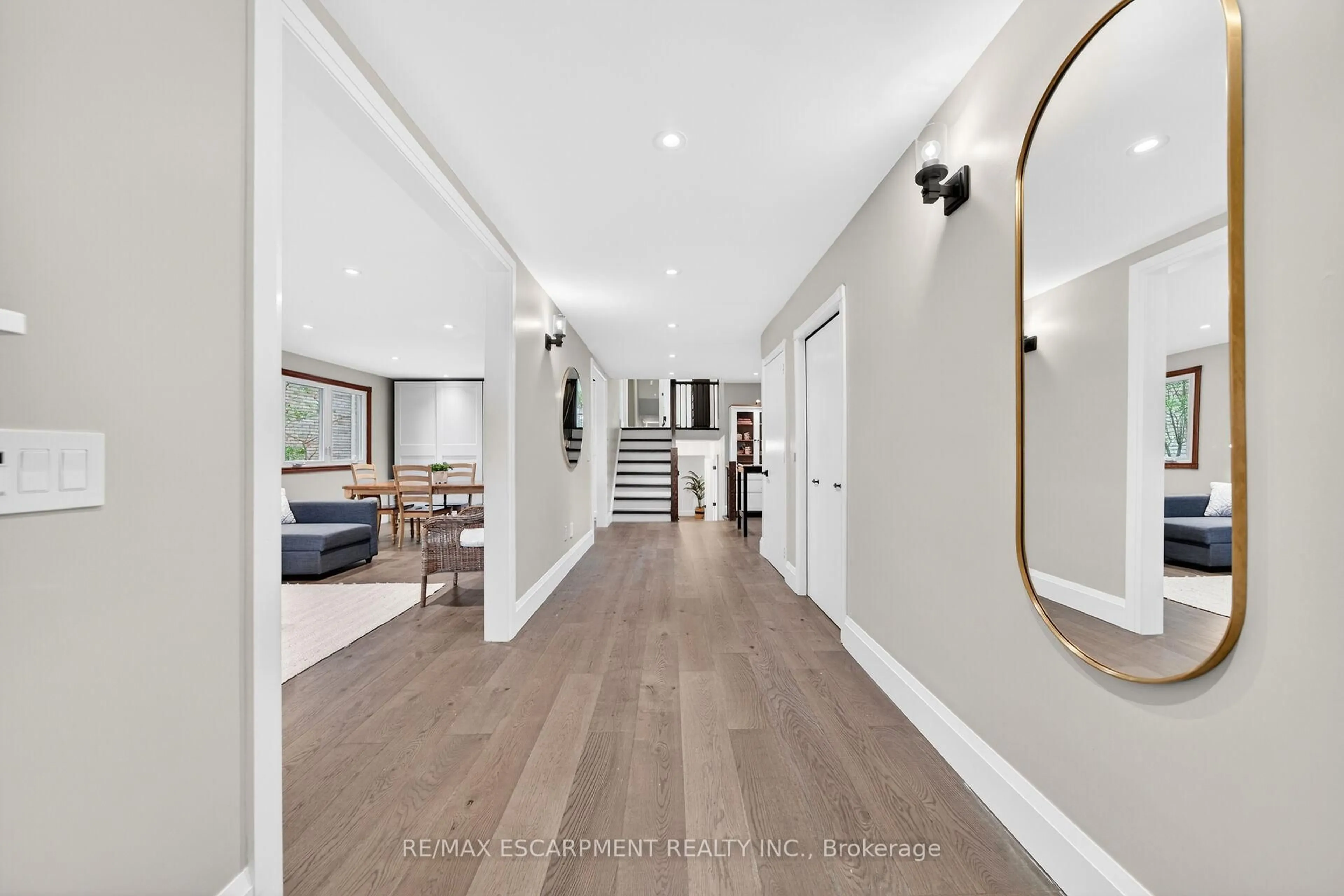 Indoor entryway for 51 President Dr, Hamilton Ontario L8G 4H2