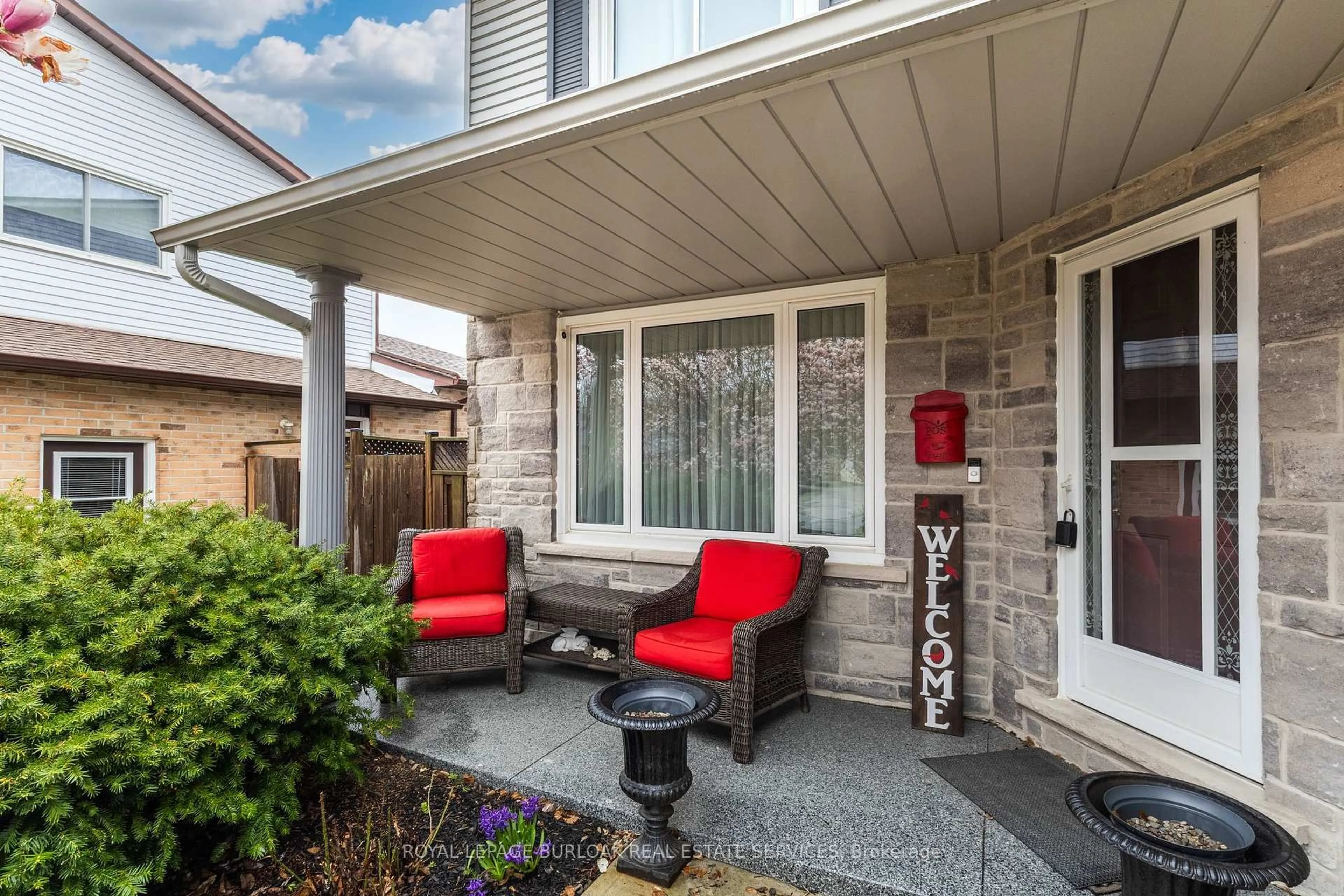 Patio, street for 106 Maple Dr, Hamilton Ontario L8G 4S4
