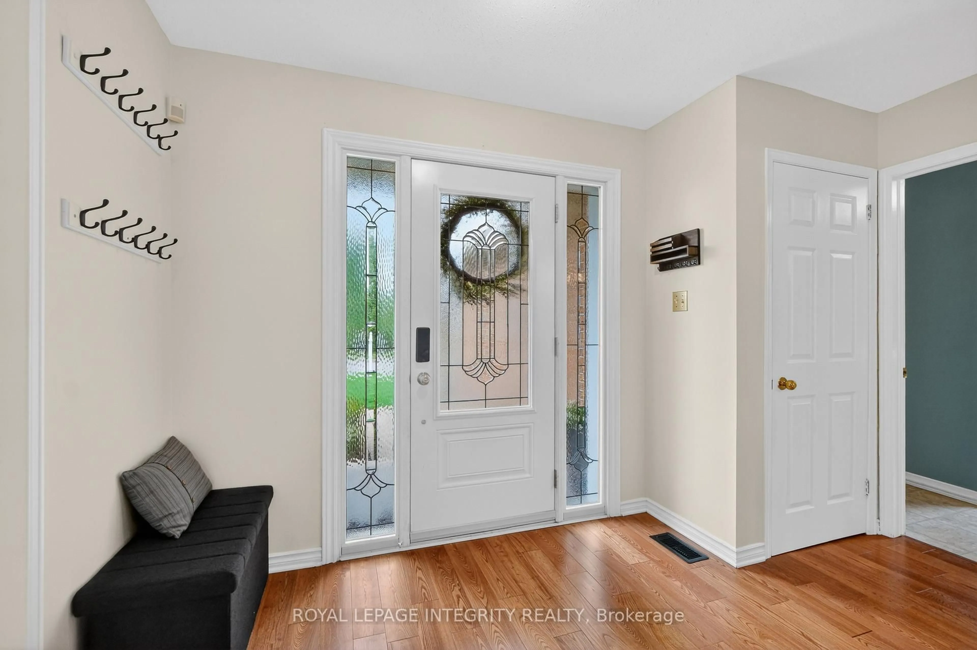 Indoor entryway for 1393 Bouton D'Or Way, Ottawa Ontario K1E 3L3