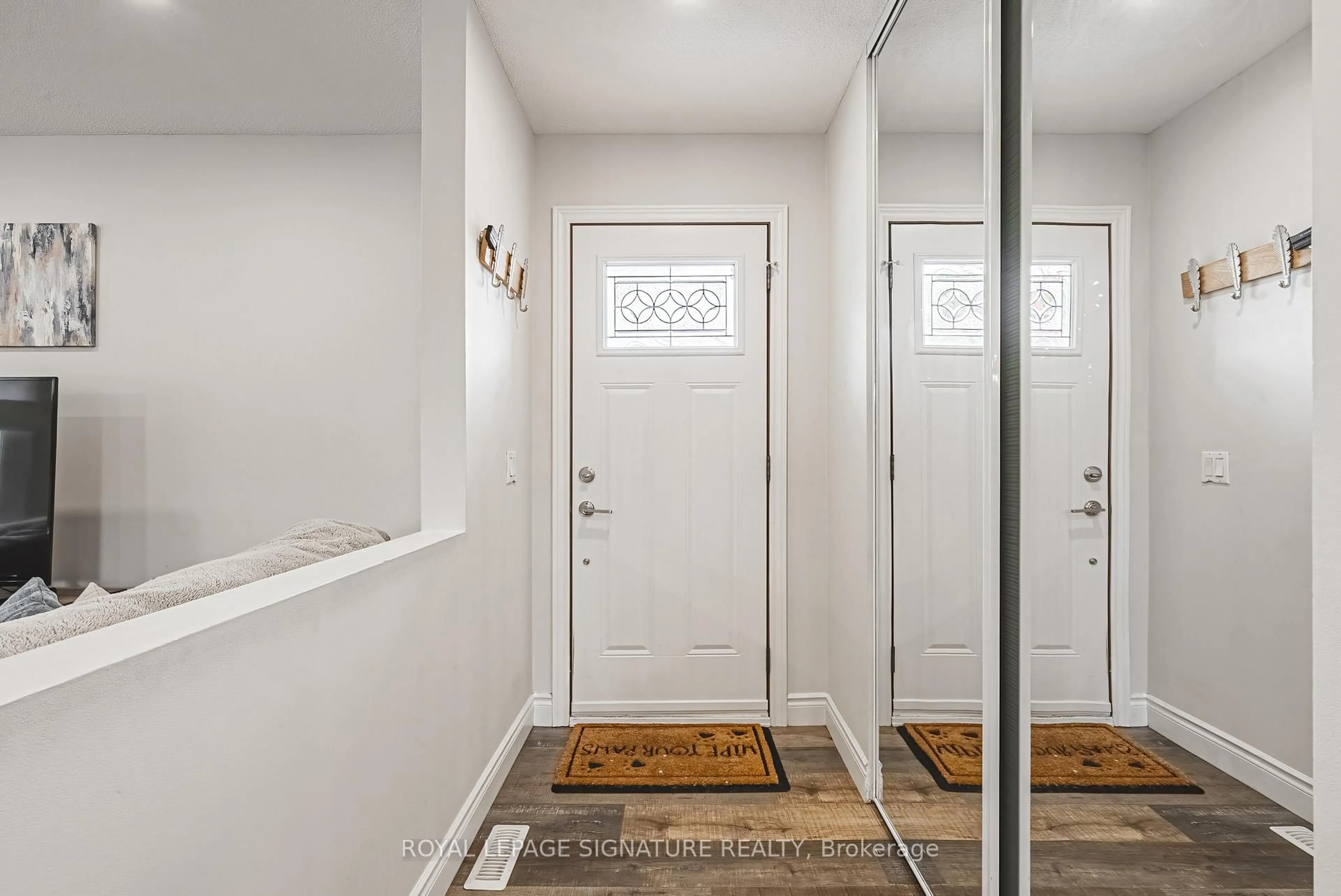 Indoor entryway for 16 Apex Crt, Hamilton Ontario L8J 1J2