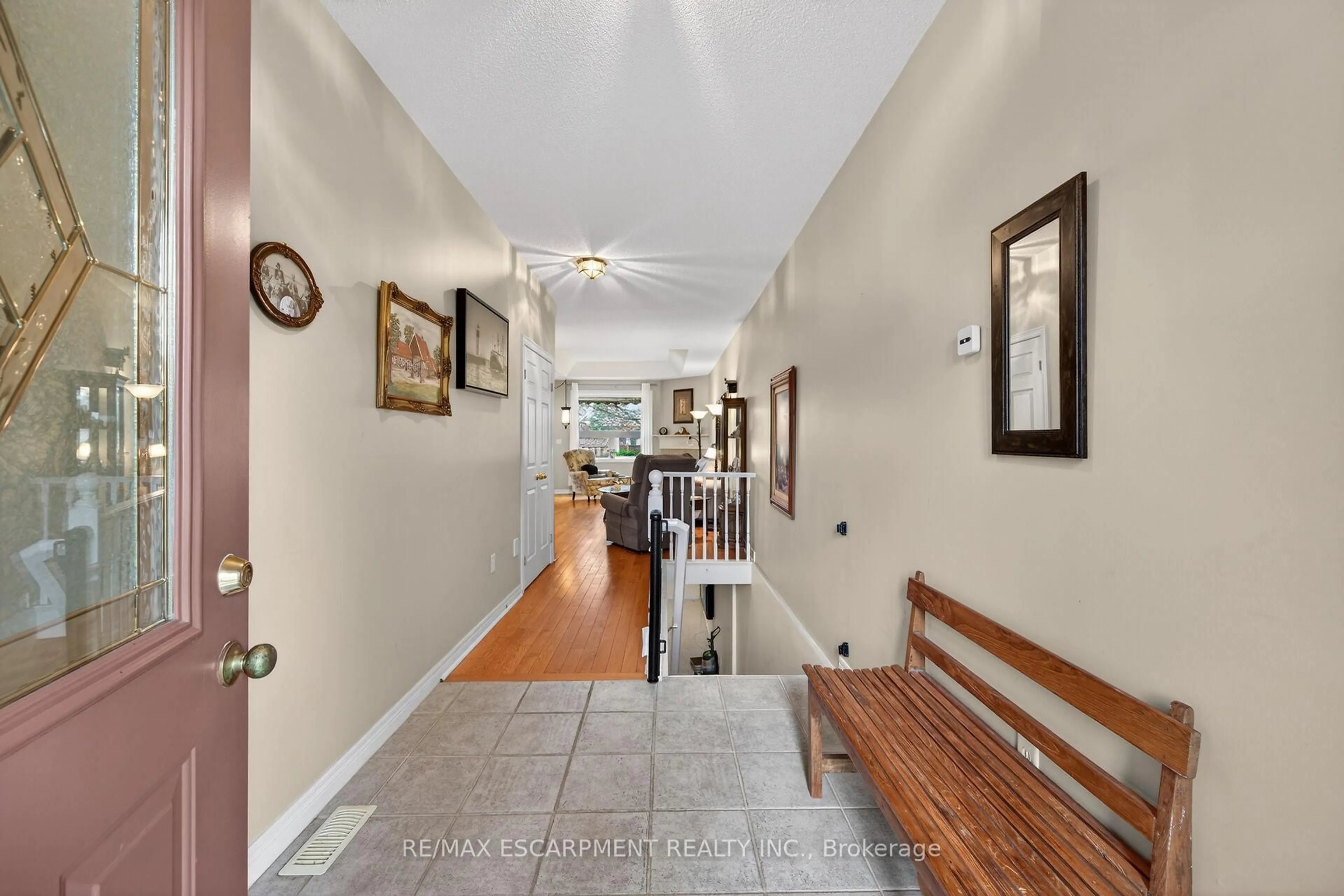 Indoor foyer for 59 Riveroaks Dr, Hamilton Ontario L0R 1W0