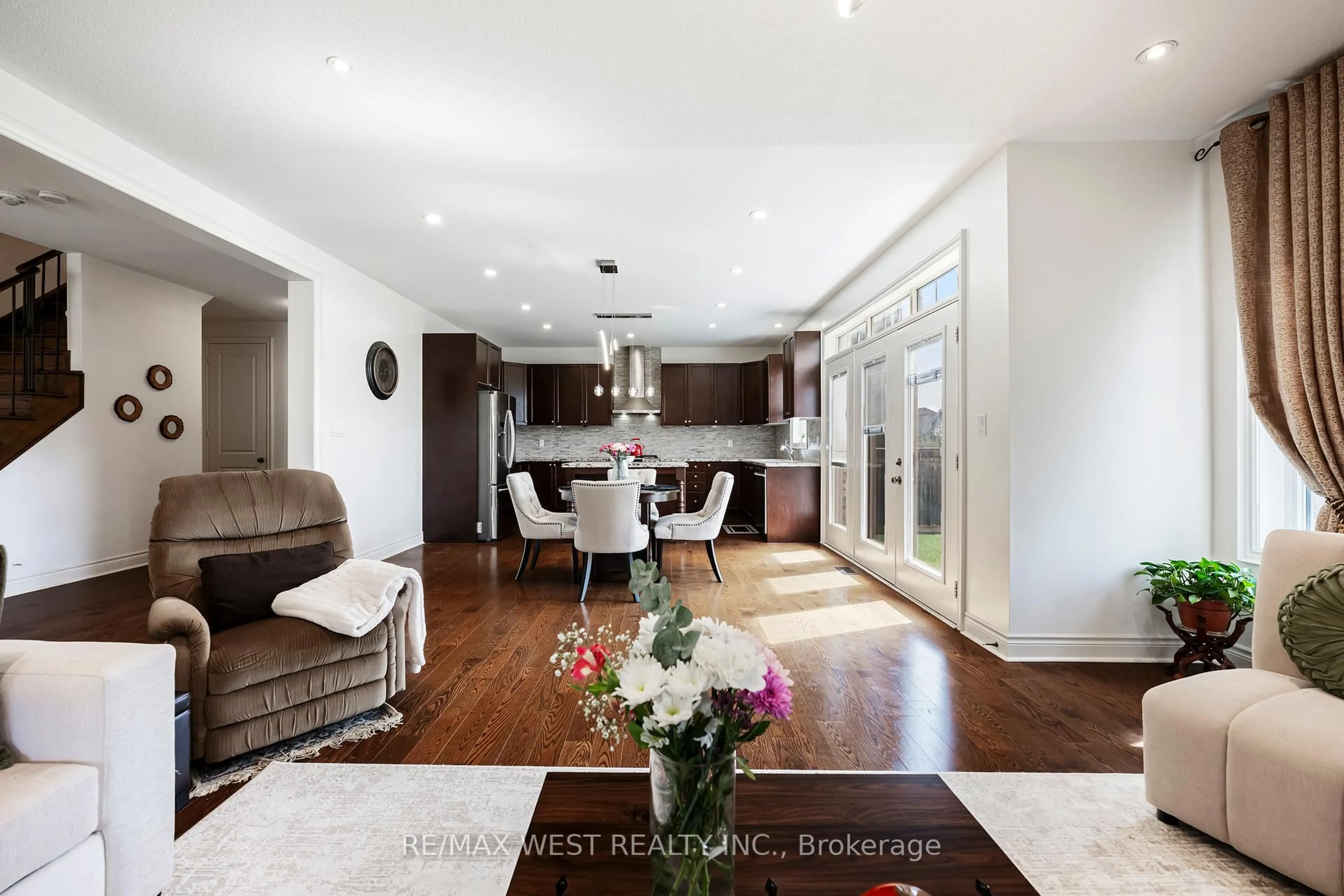 Open concept kitchen, unknown for 10 Stonegate Ave, Mono Ontario L9W 5K6