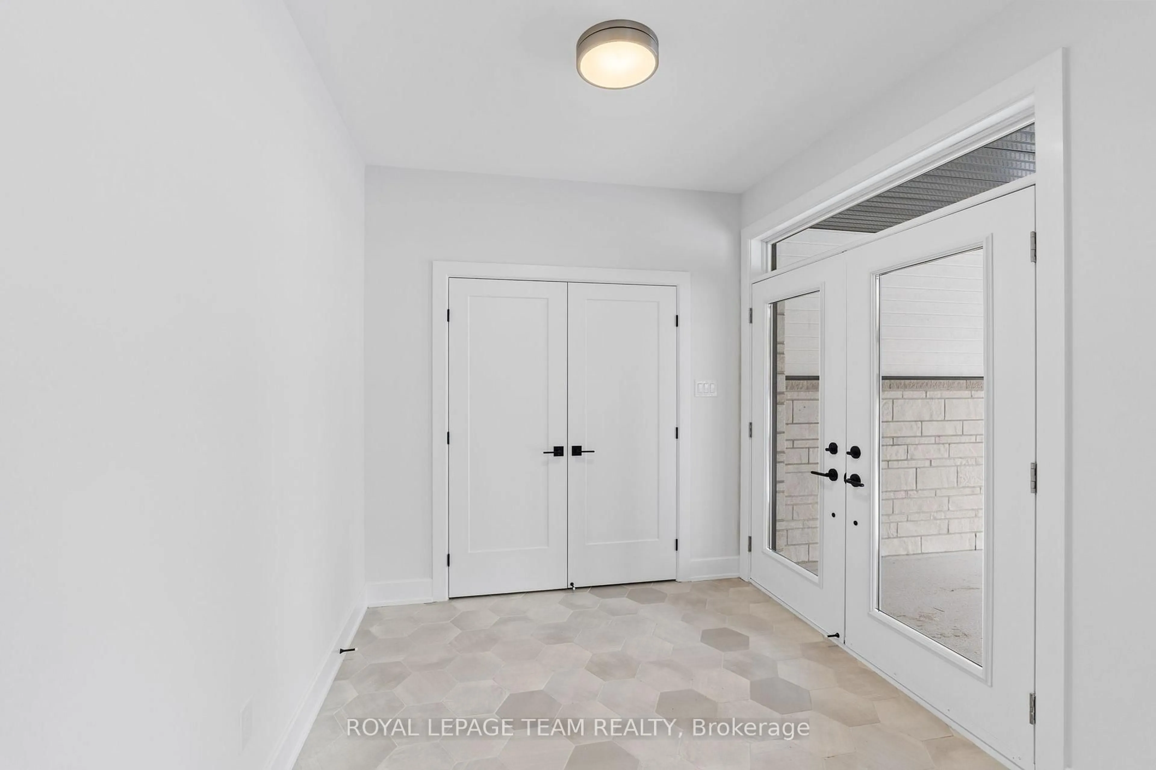Indoor entryway for 63 Hogan Dr, McNab/Braeside Ontario K7S 0L1