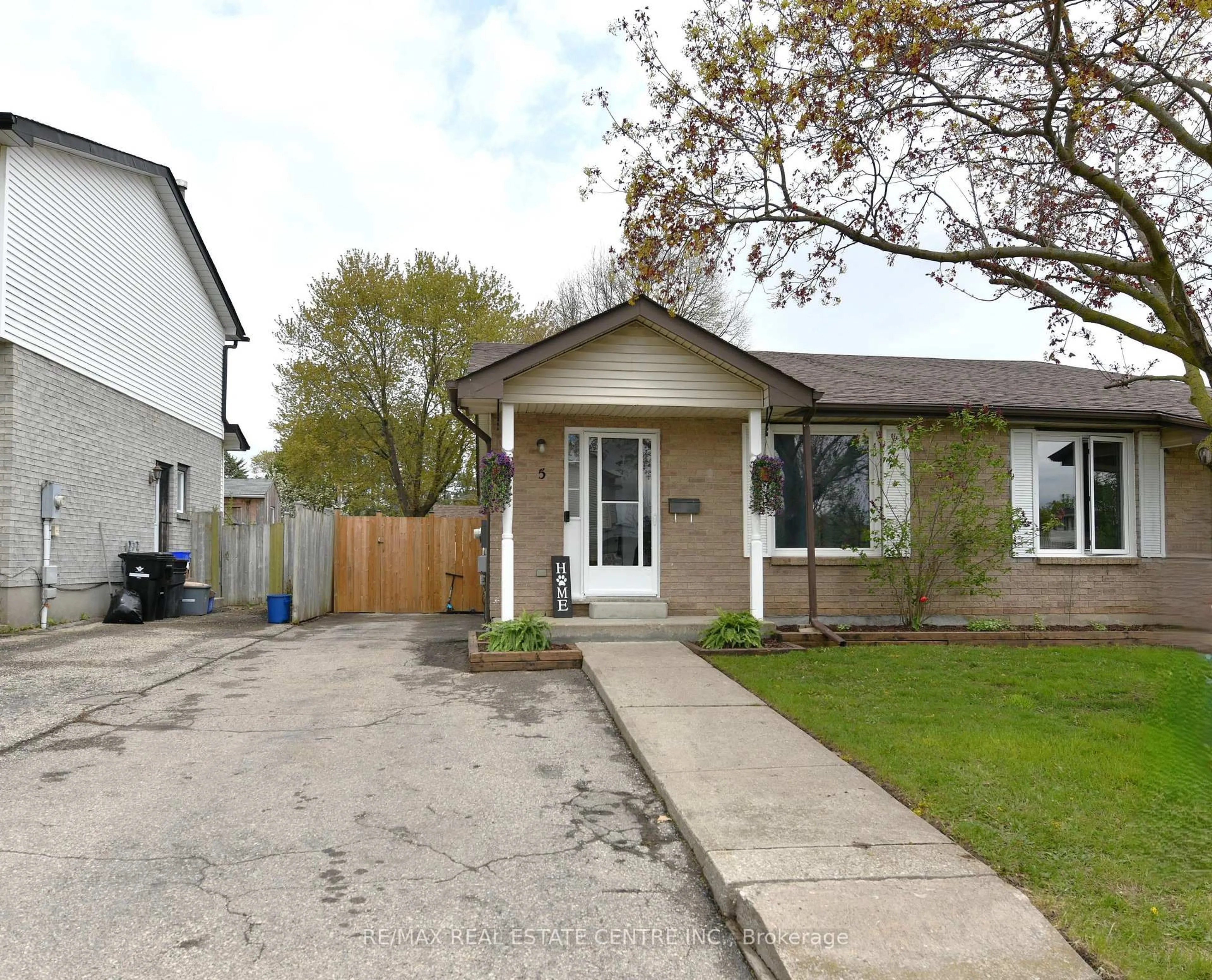Home with vinyl exterior material, street for 5 HARMONY Crt, Cambridge Ontario N1R 7T3
