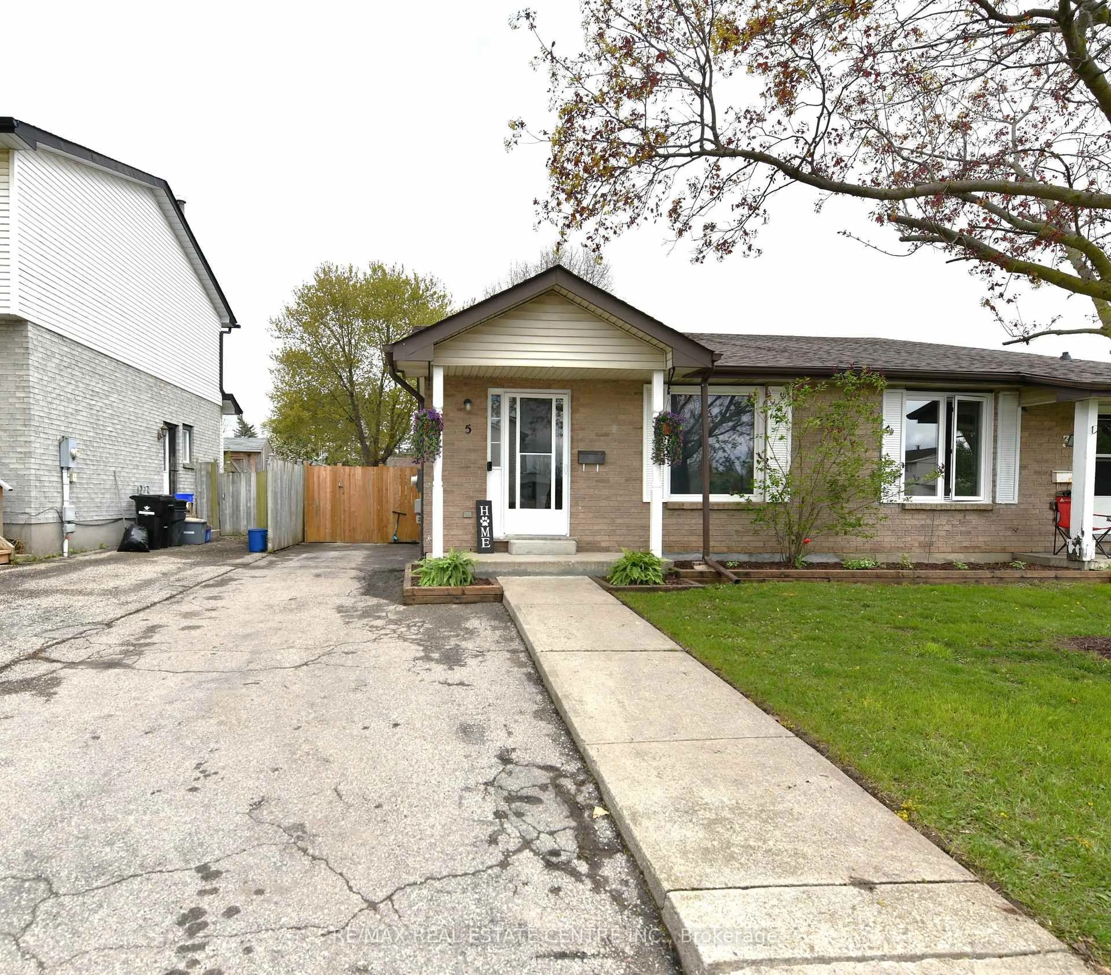 Home with vinyl exterior material, street for 5 HARMONY Crt, Cambridge Ontario N1R 7T3