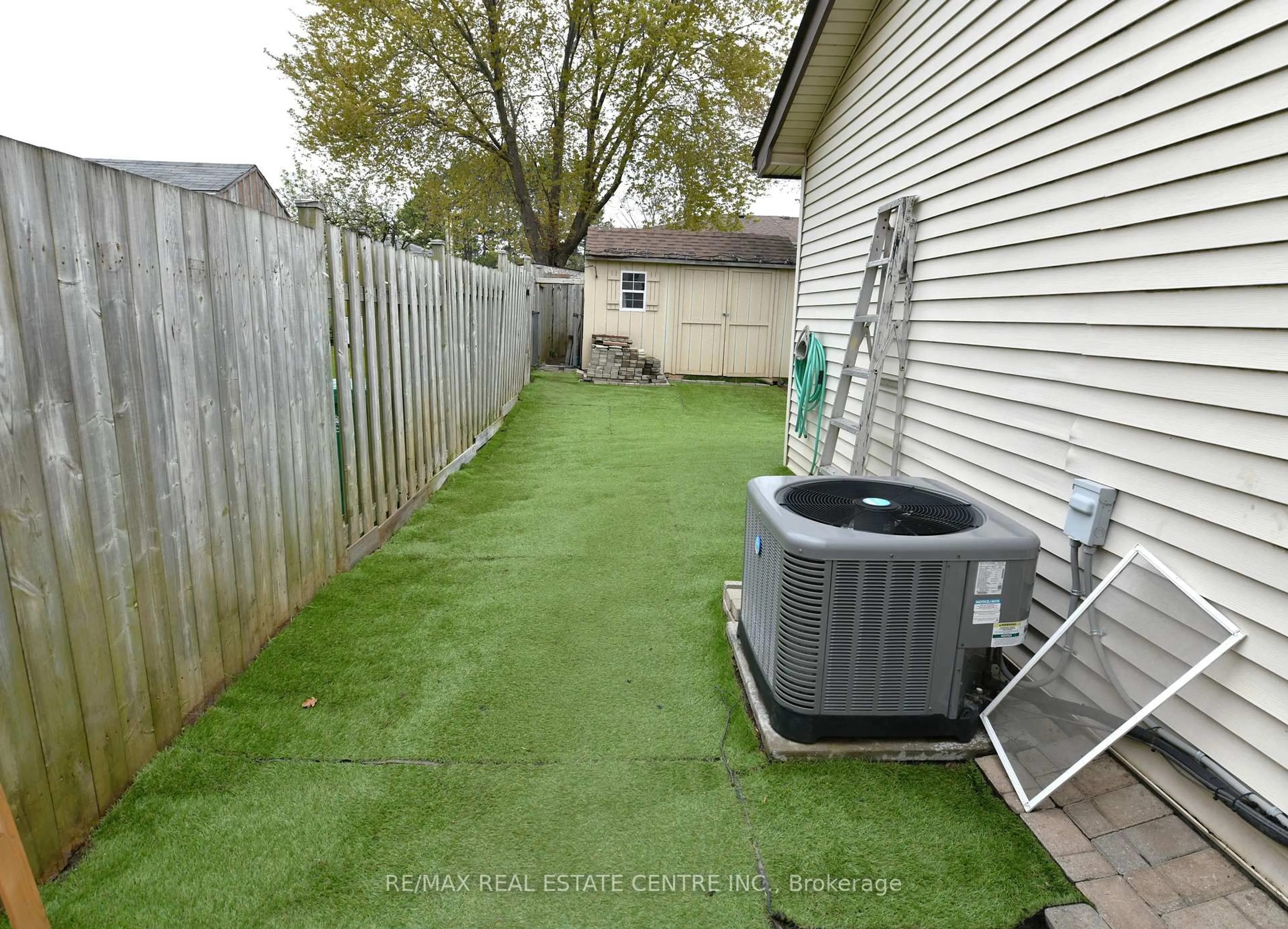 Patio, street for 5 HARMONY Crt, Cambridge Ontario N1R 7T3
