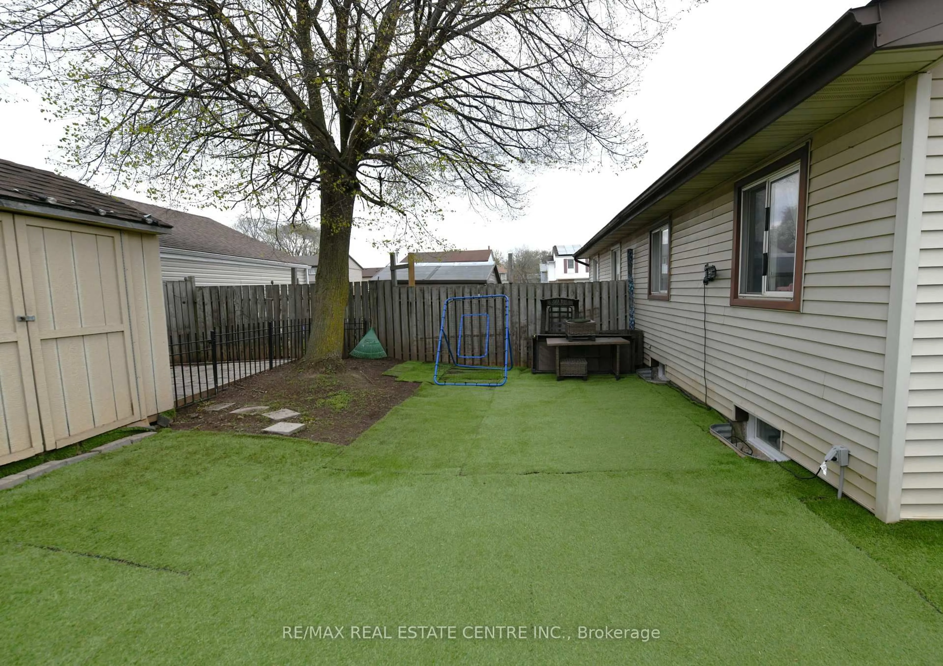 A pic from outside/outdoor area/front of a property/back of a property/a pic from drone, street for 5 HARMONY Crt, Cambridge Ontario N1R 7T3